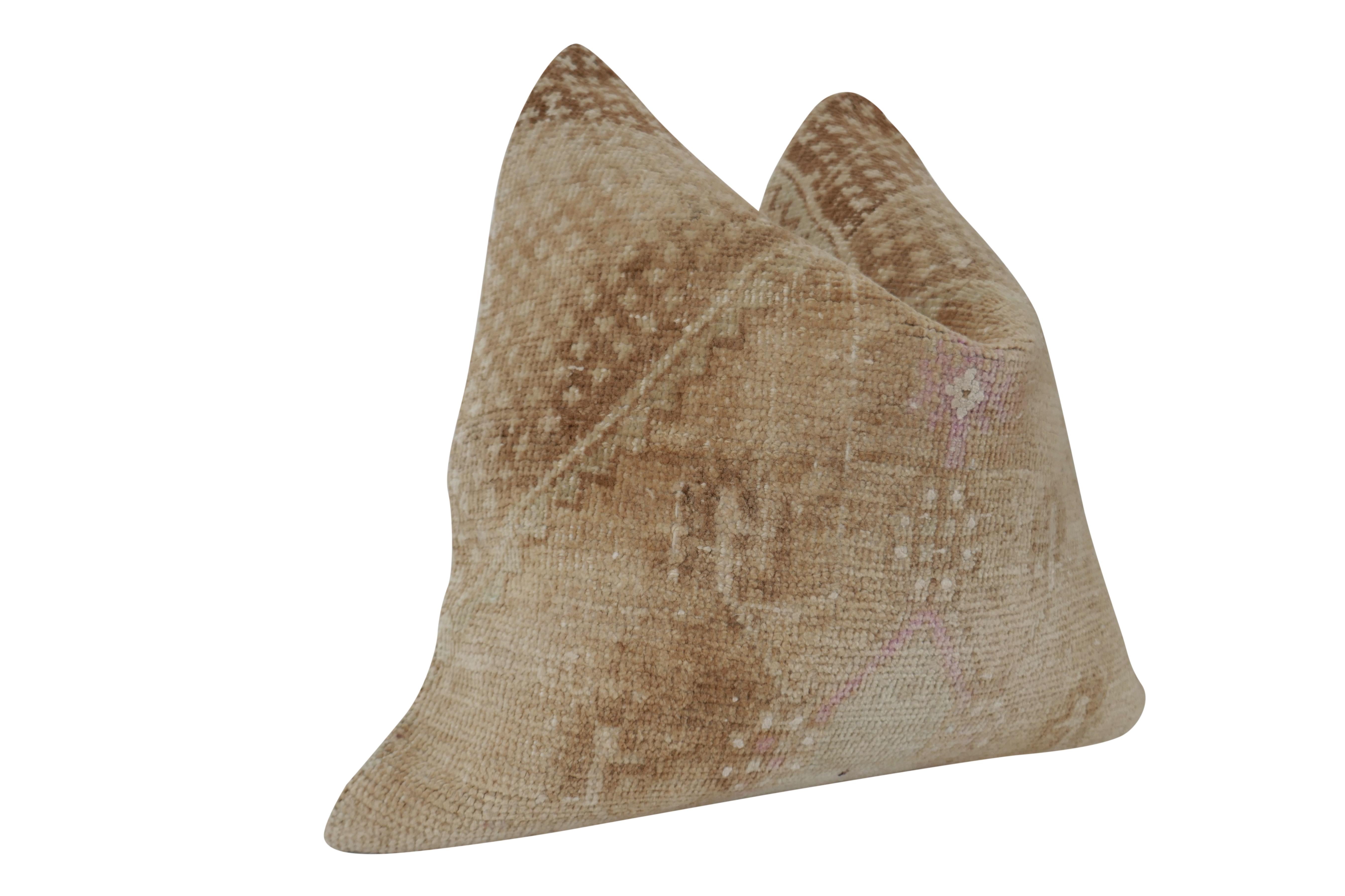 Fragments Identity authentique vintage Anatolian Kilim wool large pillow. Magnifique art du textile, tissé à la main à partir de pure laine en un motif à texture lourde et complexe créant des tons et des textures étonnants. Ces textiles de