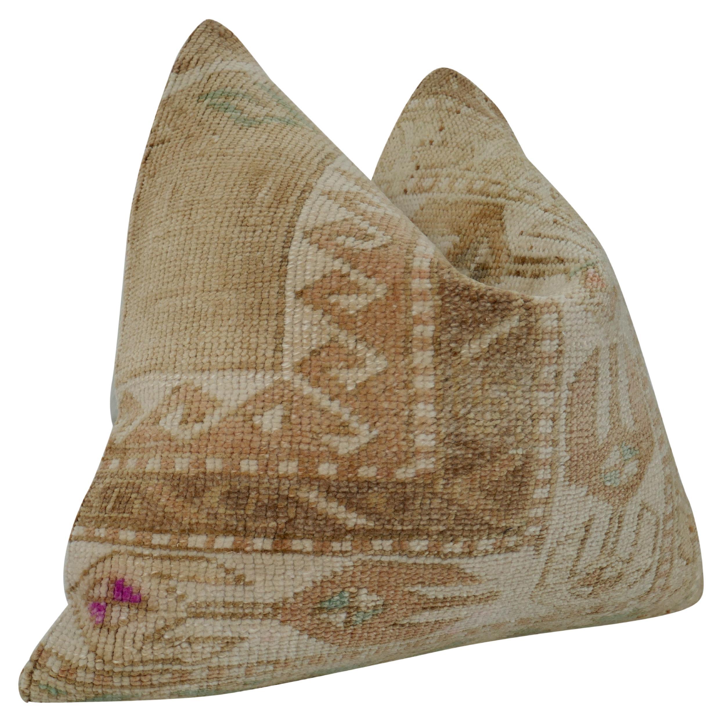 Fragments Identity authentique vintage Anatolian Kilim wool large pillow. Magnifique art textile, tissé à la main à partir de laine pure en un motif à la texture lourde et aux motifs complexes, créant des tons et des textures étonnants. Ces textiles