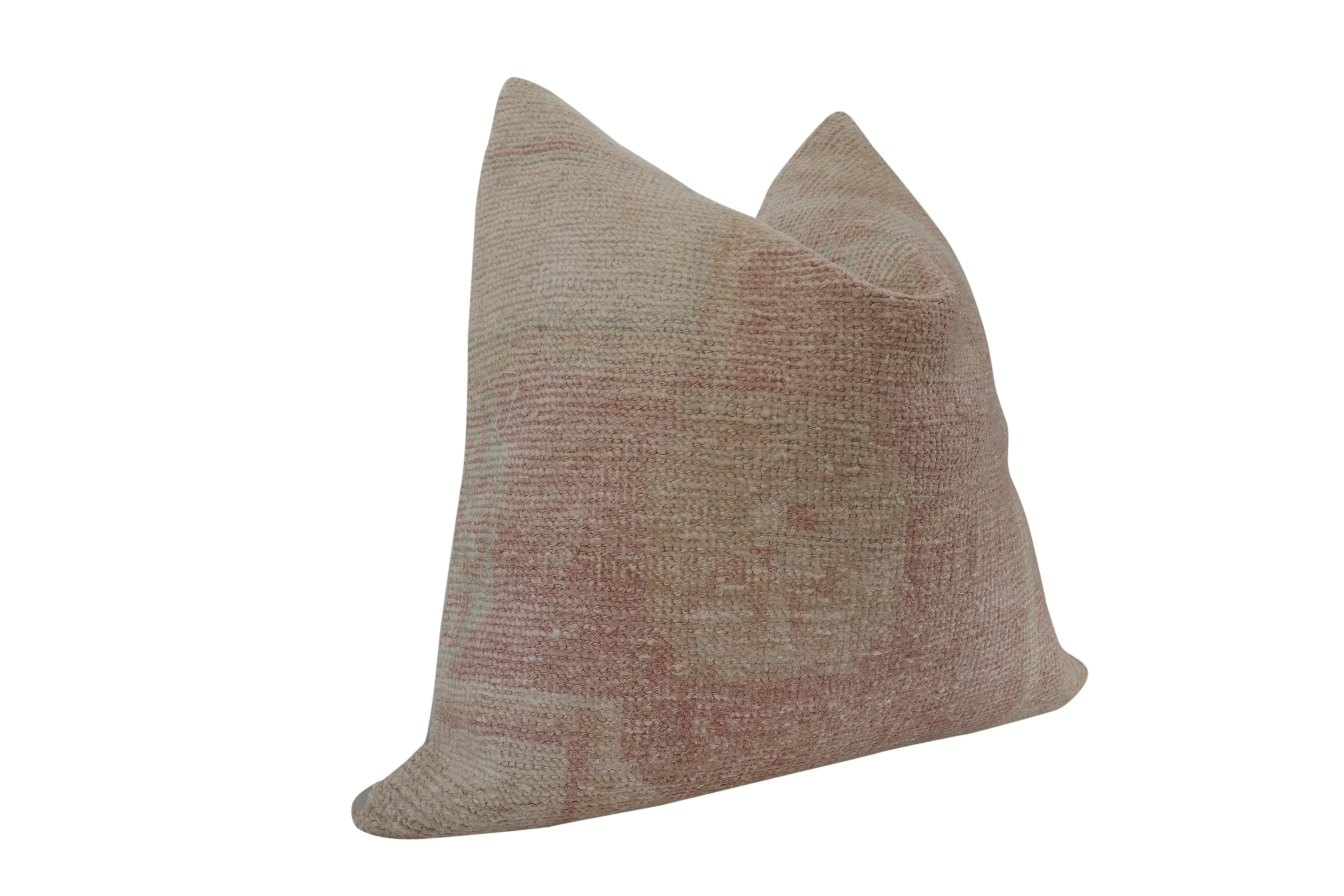 Unsere Herbst Collection'S mit ausgewählten authentischen Vintage-Textilien. Makellos aus Berber-Kilim-Wolle gefertigt, mit einzigartigen, natürlich gealterten, wunderschön gedämpften Blush- und Sandtönen. Gepaart mit unserer hochwertigen neutralen