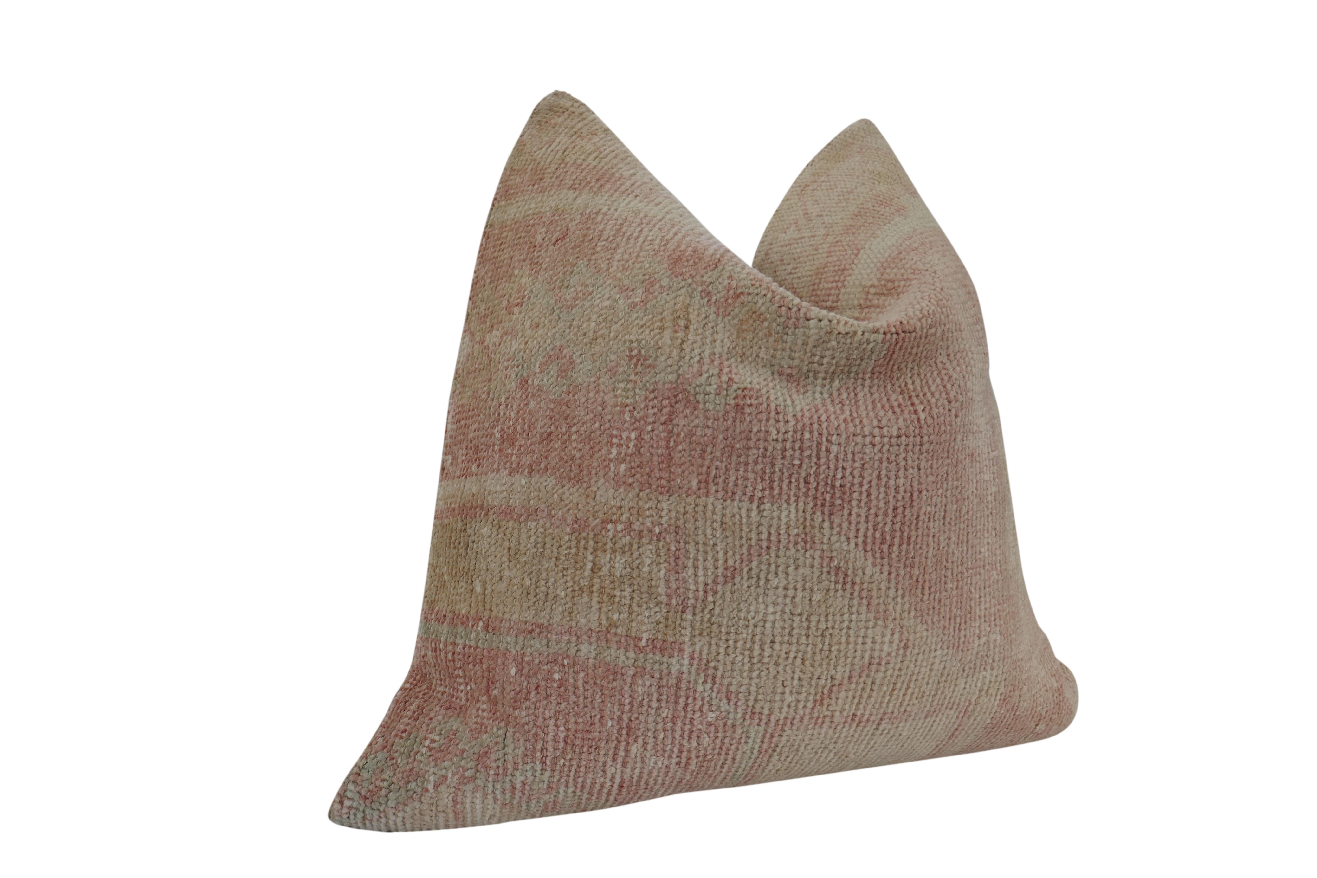 Unsere Herbst Collection'S mit ausgewählten authentischen Vintage-Textilien. Makellos aus Berber-Kilim-Wolle gefertigt, mit einzigartigen, natürlich gealterten, wunderschön gedämpften Blush- und Sandtönen. Gepaart mit unserer hochwertigen Rückseite