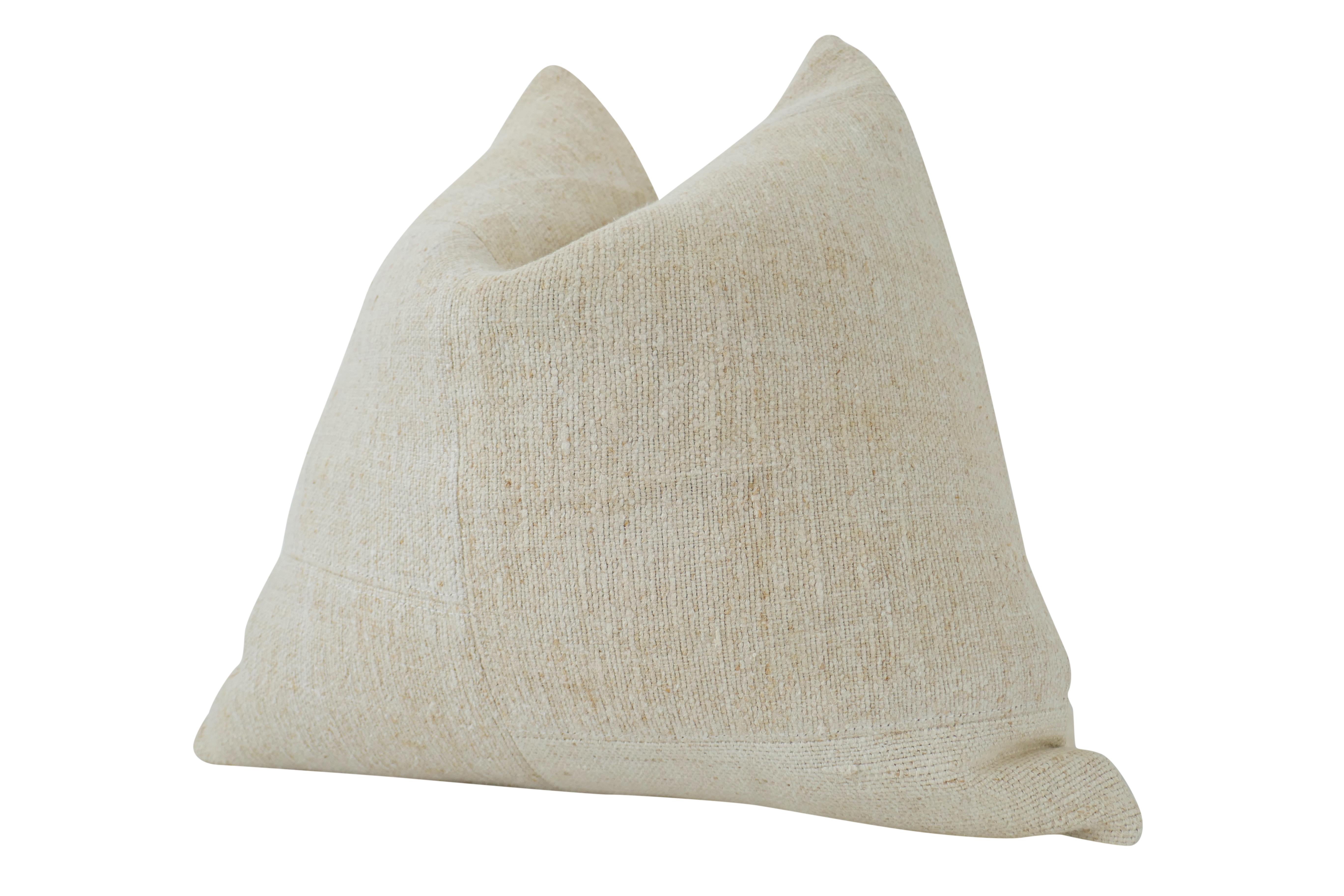 Fait main Fragments Identity Vintage Berber Tribal Handwoven Kilim Hemp/Wool Pillow (Oreiller en chanvre et laine) en vente