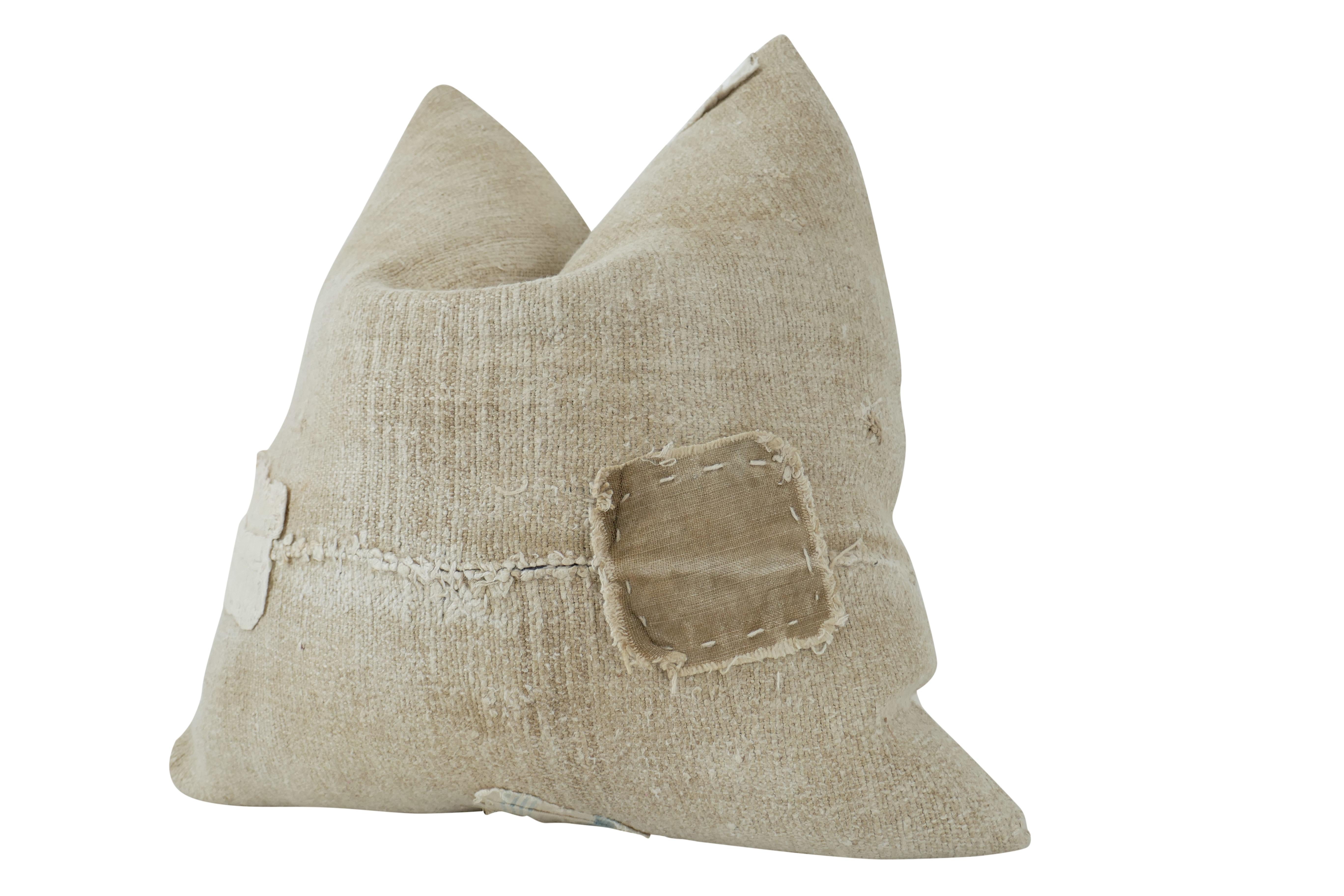 Fait main Fragments Identity Vintage Berber Tribal Natural Hemp Kilim Pillow en vente