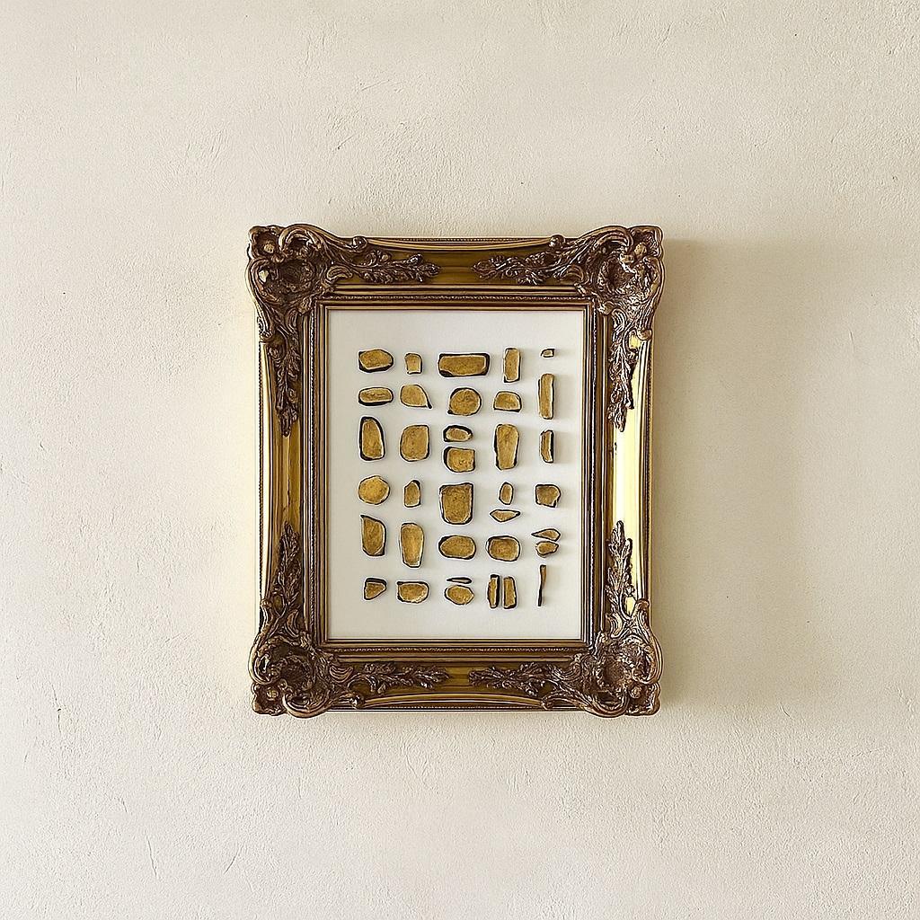 Fragmentos de Versalles de Maison Lamiè es una escultura de pared única en su género, obra del artista egipcio George Lamiè, conocido por fusionar la memoria mediterránea con la sobriedad moderna. Esta obra capta la romántica decadencia de la