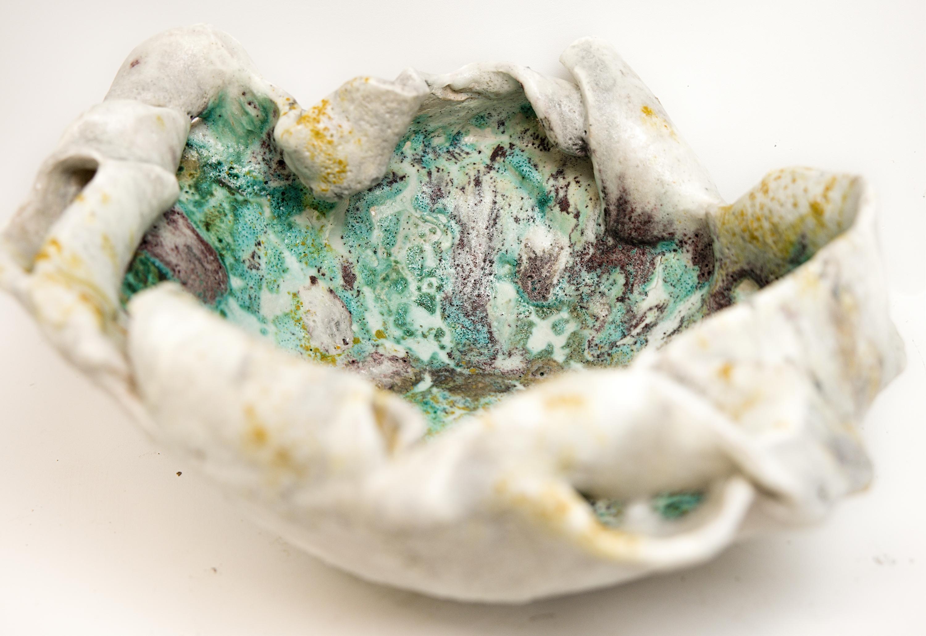 Fragmente White Ancient Bowl. Mehrfarbig im Angebot 2