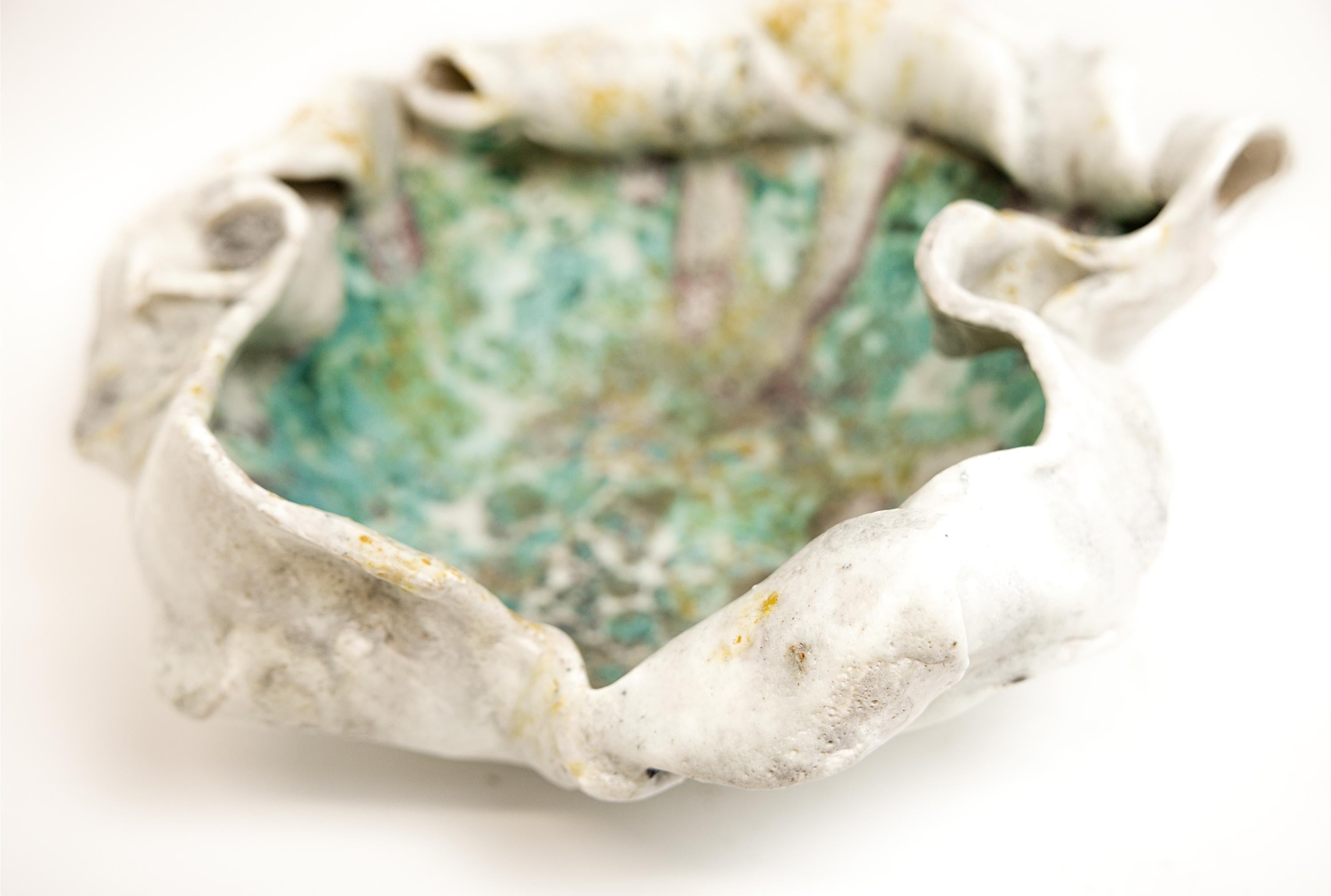 Gefunden wie ein uraltes Relikt... geschaffen aus gefundenen Tonplatten im ganzen Studio.
Glasiert und fertiggestellt mit weißer Glasur mit Gold- und Grüntönen und mehr
 
 
 
 
Diese handgefertigte Keramikvase oder -schale für die Inneneinrichtung