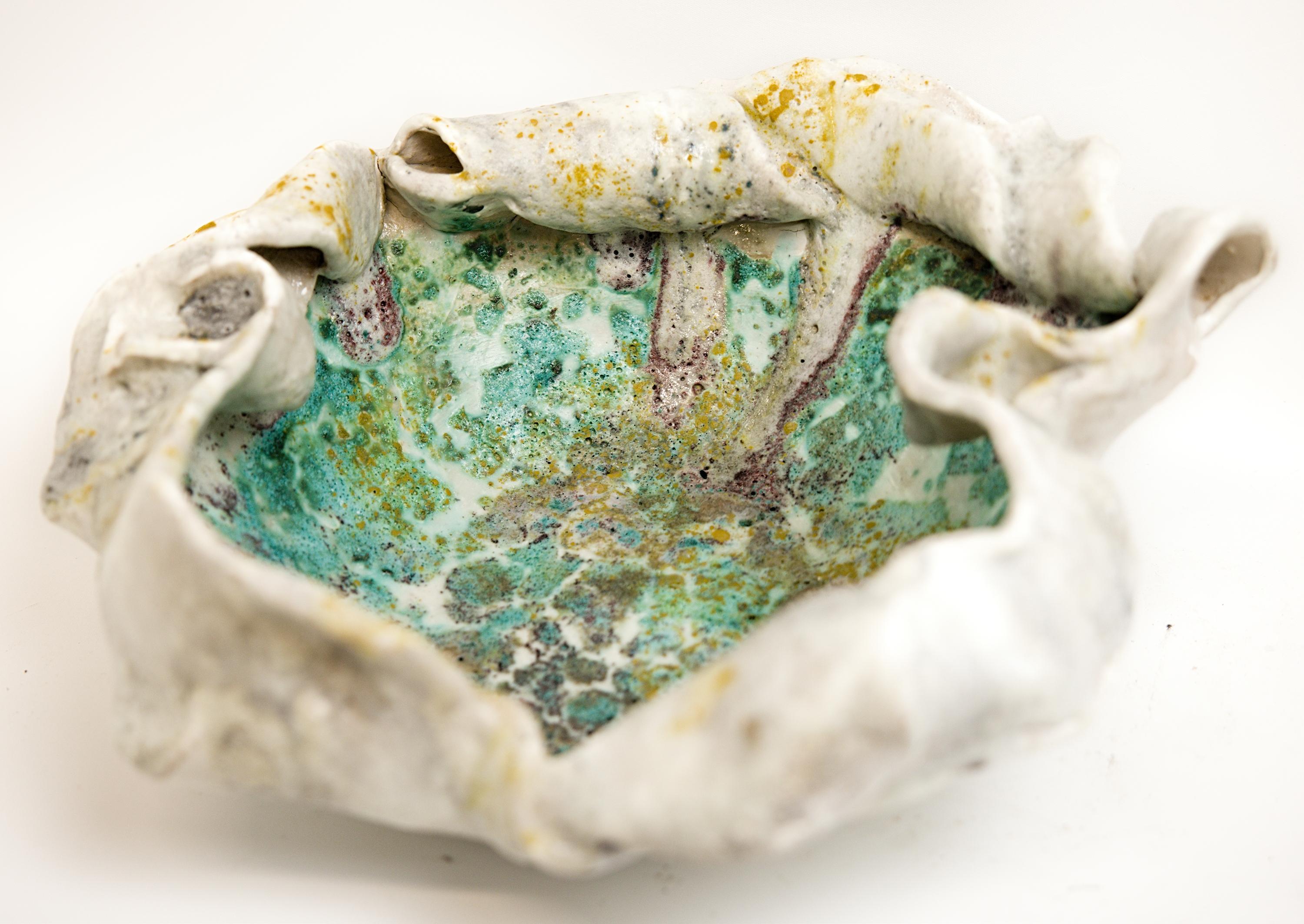 Fragmente White Ancient Bowl. Mehrfarbig im Zustand „Neu“ im Angebot in Van Nuys, CA