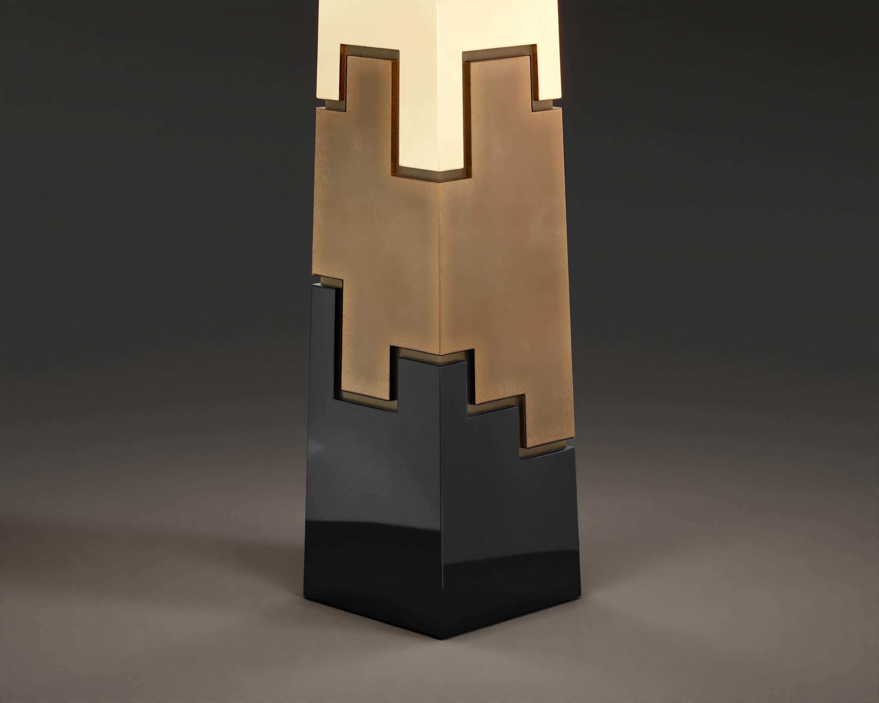 Laqué Lampe de table Fragmin en laque noire et bronze par Palena Furniture en vente