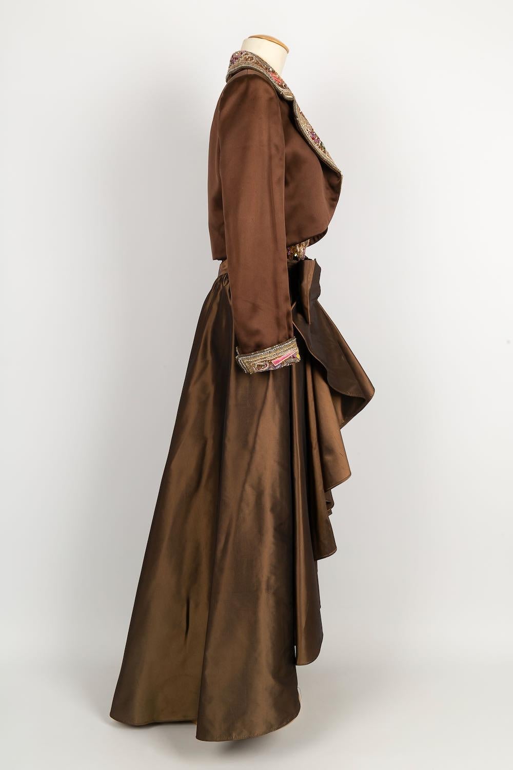 ANONYMOUS -Rock, Kleid und kurze Jacke aus Seide mit Perlenstickerei. Die Größe ist nicht angegeben, sie entspricht einer 38FR.

Bedingung:
Sehr guter Zustand

Abmessungen:
Jacke: Schulterbreite: 42 cm - Ärmellänge: 60 cm - Länge: 38 cm Kleid: