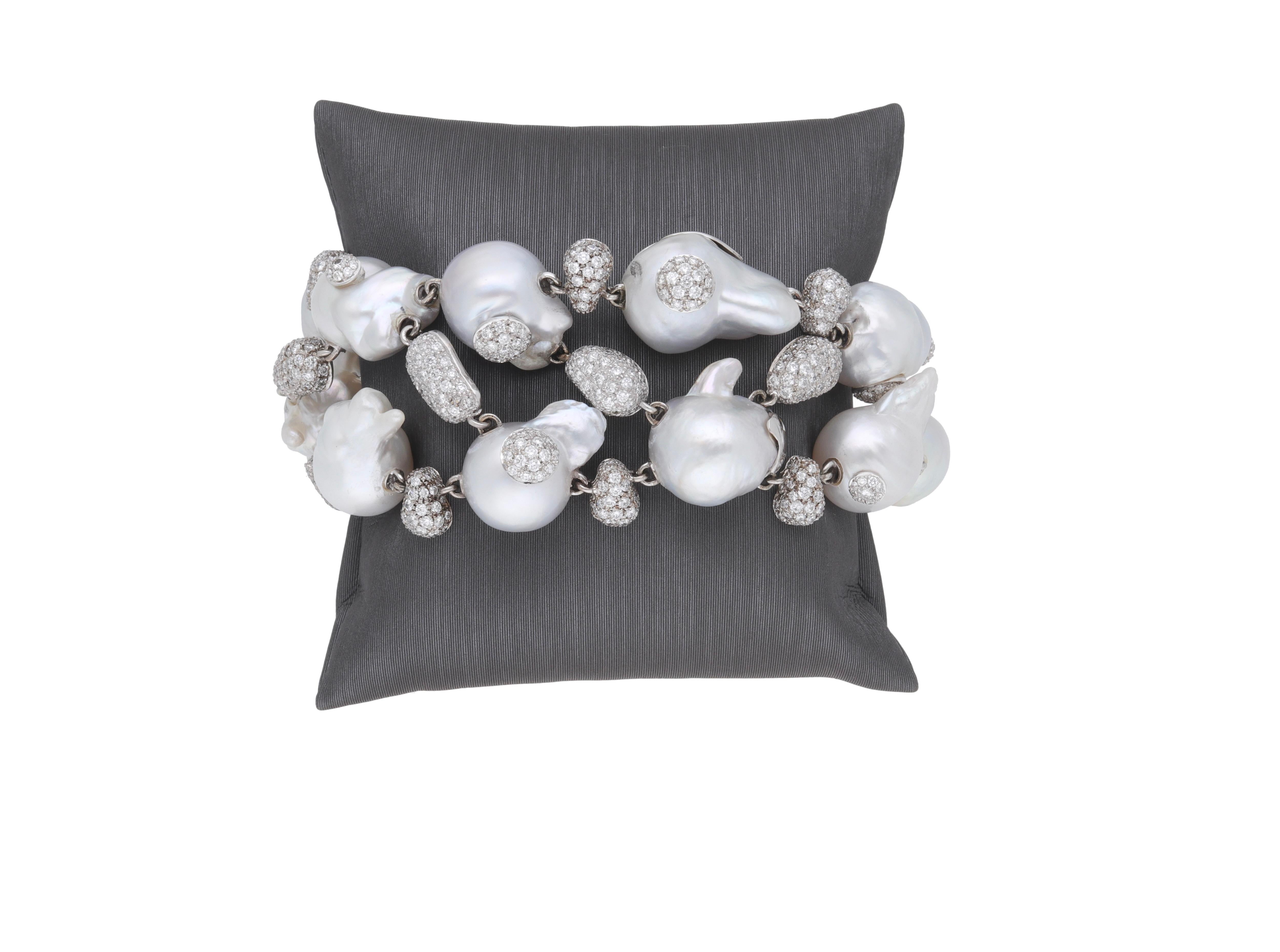 Handcrafted bracelet made in Italy of 18 kt. white gold with brilliant-cut diamonds and Australian baroque pearls.
Unique piece.
This bracelet is part of the Moon Fraleoni Collection.
The pearls are linked together by gold elements with