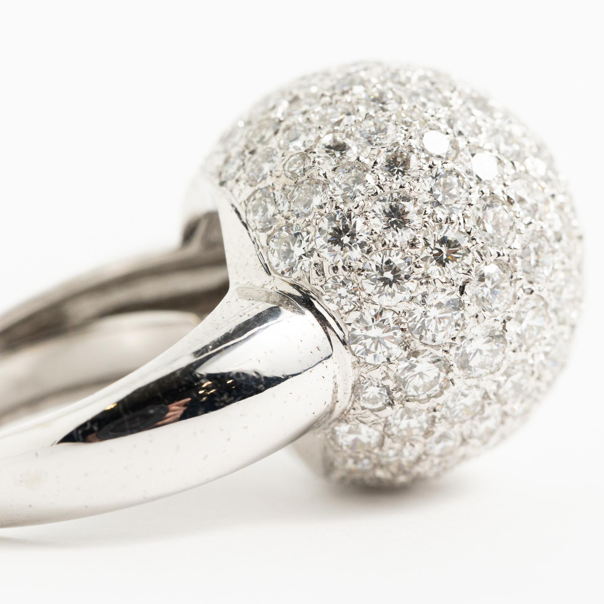 Anello realizzato a mano in Italia in oro bianco 18 kt. con diamanti taglio brillante.
Questo anello fa parte della Collezione Diamond Fraleoni.
La parte superiore dell'anello è disegnata come una boulle ricoperta di diamanti con incastonatura