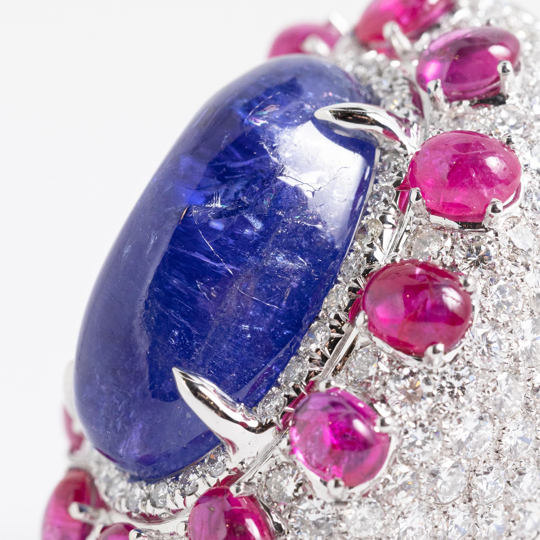 Anello realizzato in oro bianco 18 kt. con diamanti, rubini e tanzanite firmato Fraleoni.
Questo anello da cocktail fa parte della Collezione Queen ed è interamente realizzato a mano in Italia.
One of a kind. 
All'interno dell'anello è presente un