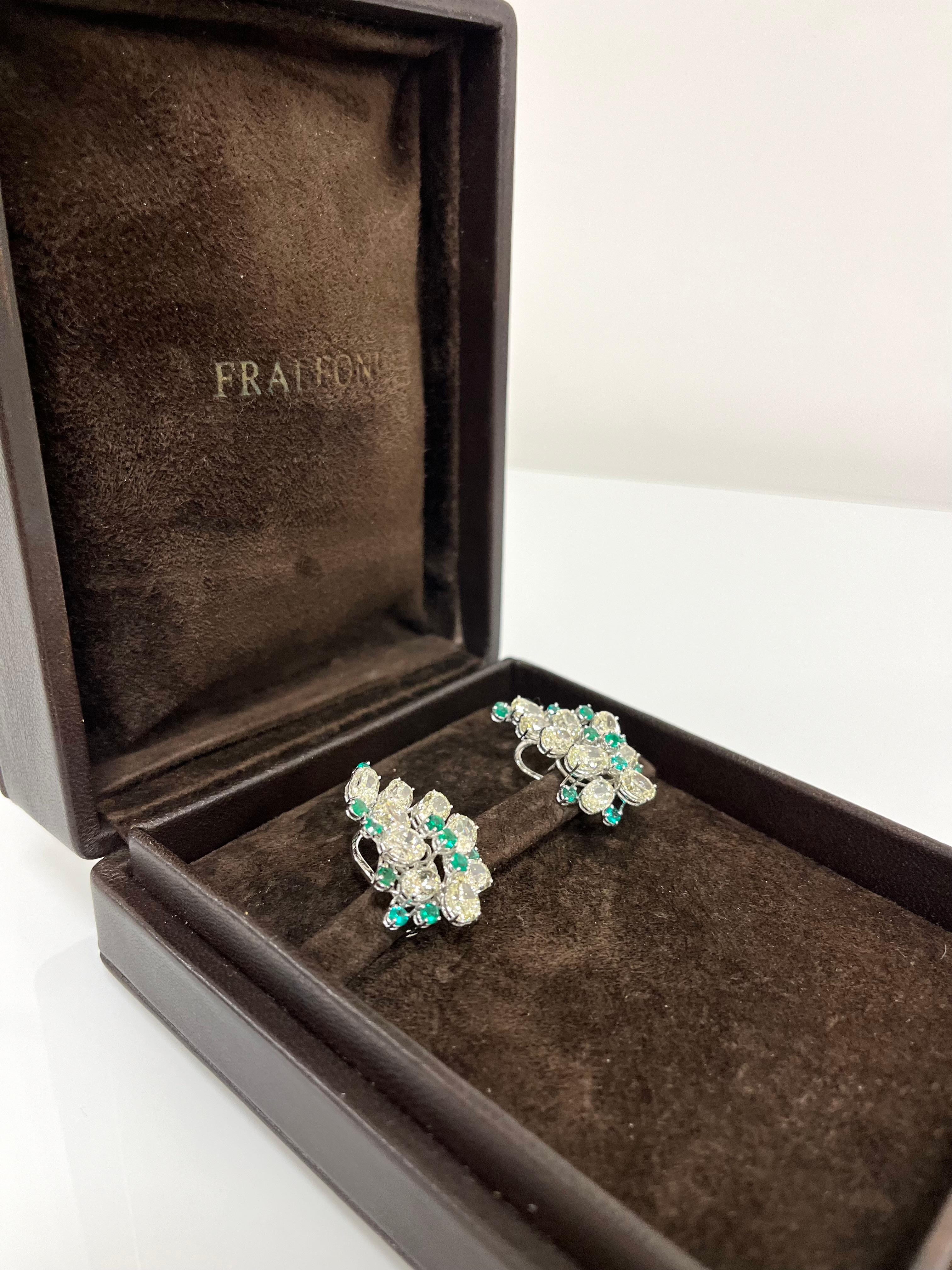 Fraleoni 18 Kt. Or blanc Diamants Emeraudes Boucles d'oreilles à clip Pour femmes en vente