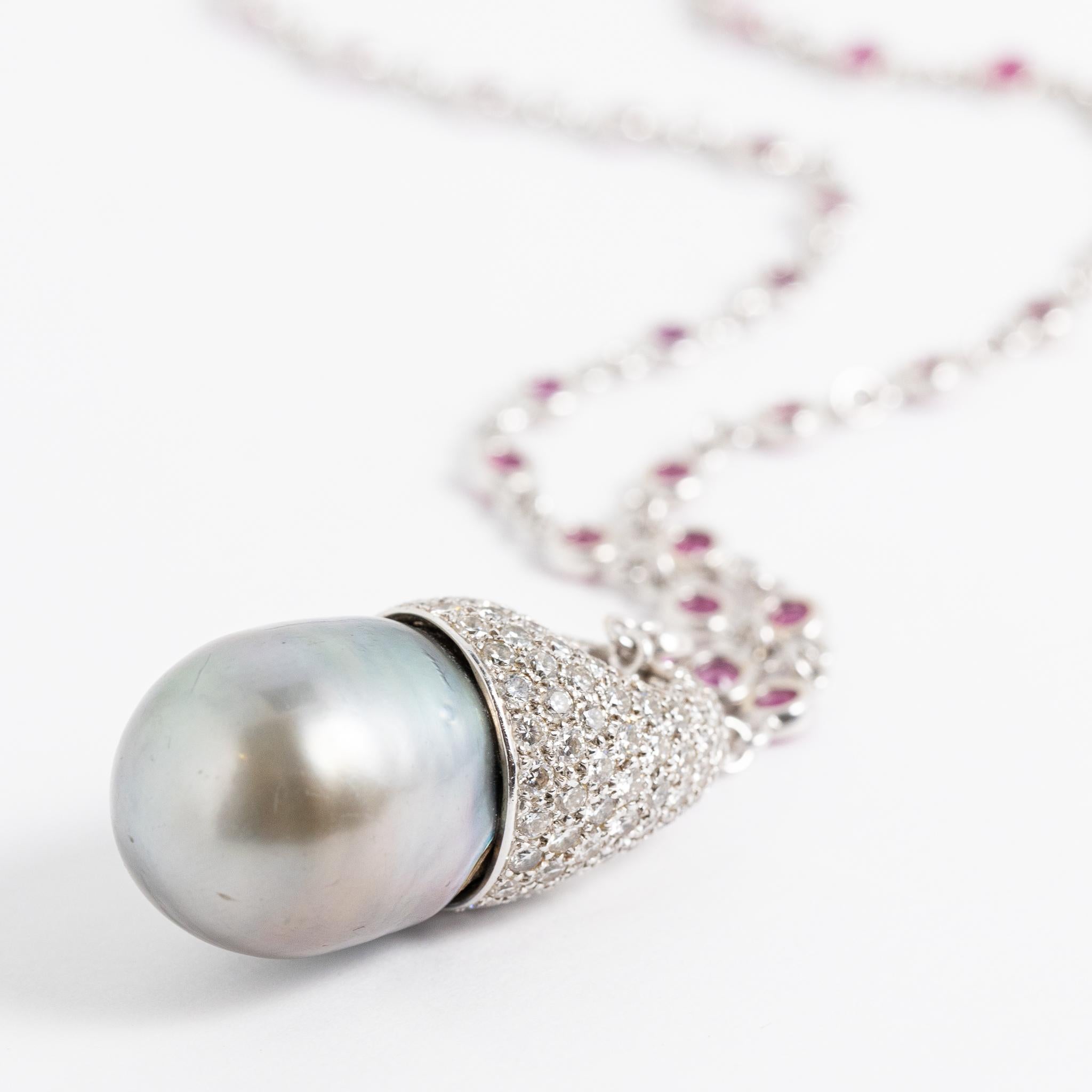 Handcrafted necklace made in Italy of 18 kt. white gold with brilliant-cut diamonds, round-cut rubies and Australian gray pearl.
This piece belongs to Fraleoni's Moon collection.
The necklace features a removable pendant set with diamonds that pick