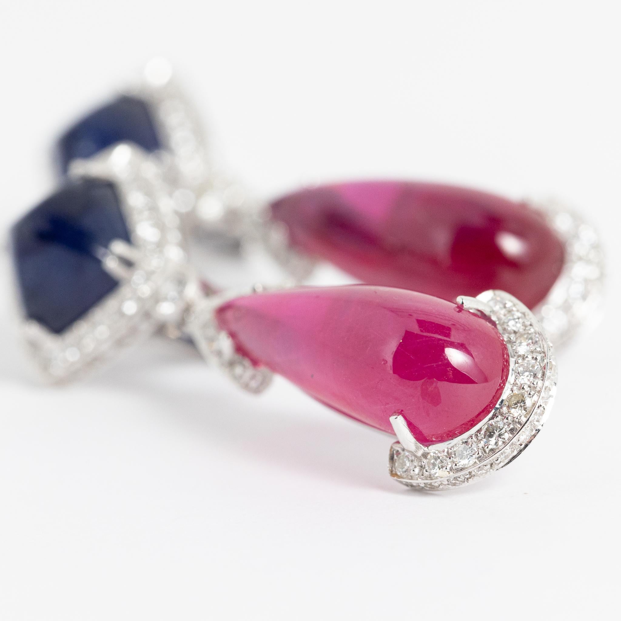 Handmade in Italy 18 kt. white gold earrings with brilliant-cut diamonds, sugarloaf-cut sapphires and cabochon-cut rubies.
This piece belongs to Fraleoni's Diamond collection.
This classic design is enhanced by the color play of rubies and