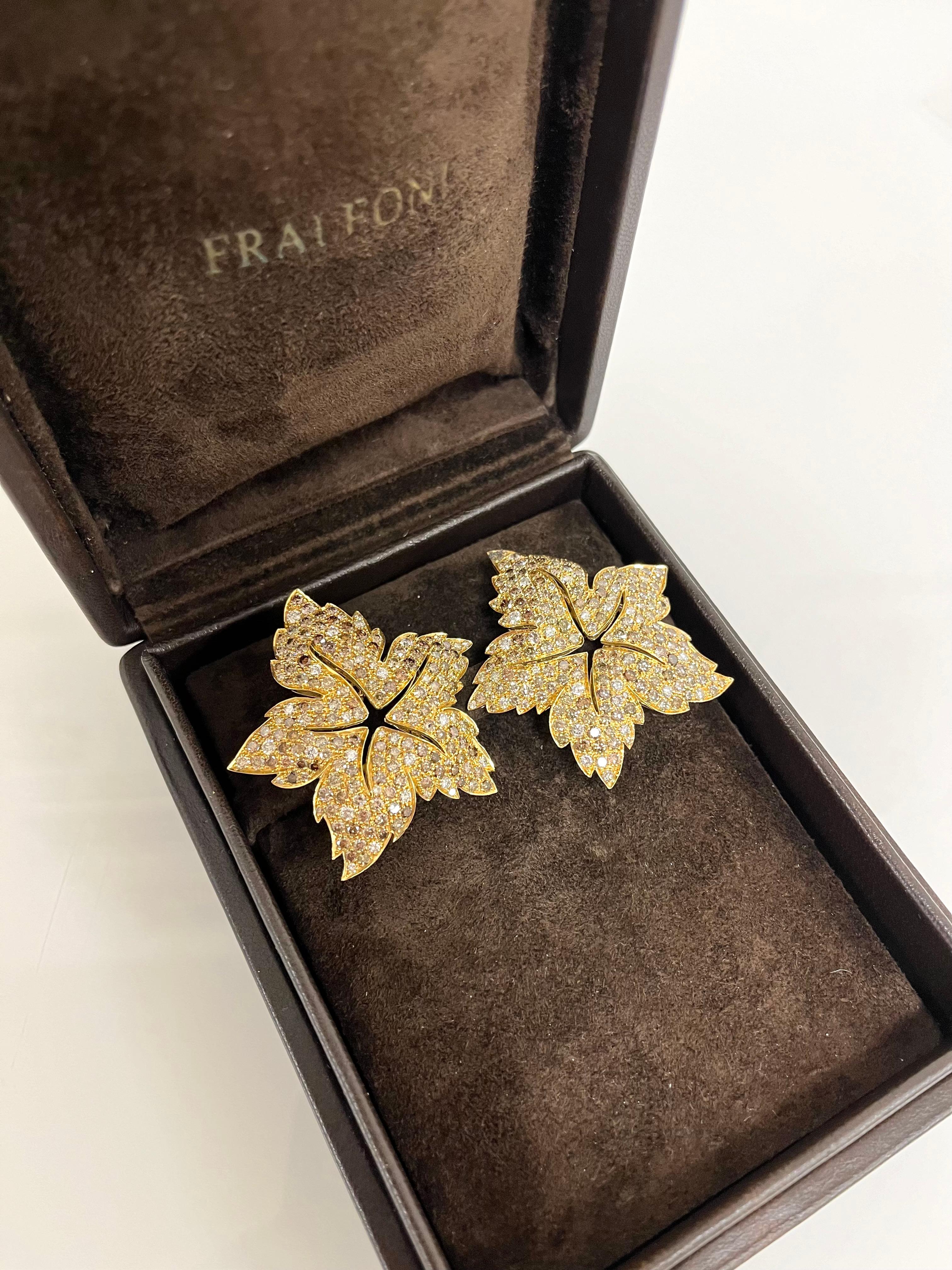Fraleoni 18 Kt. Or jaune Feuille de diamants multicolores  Boucles d'oreilles en vente 1
