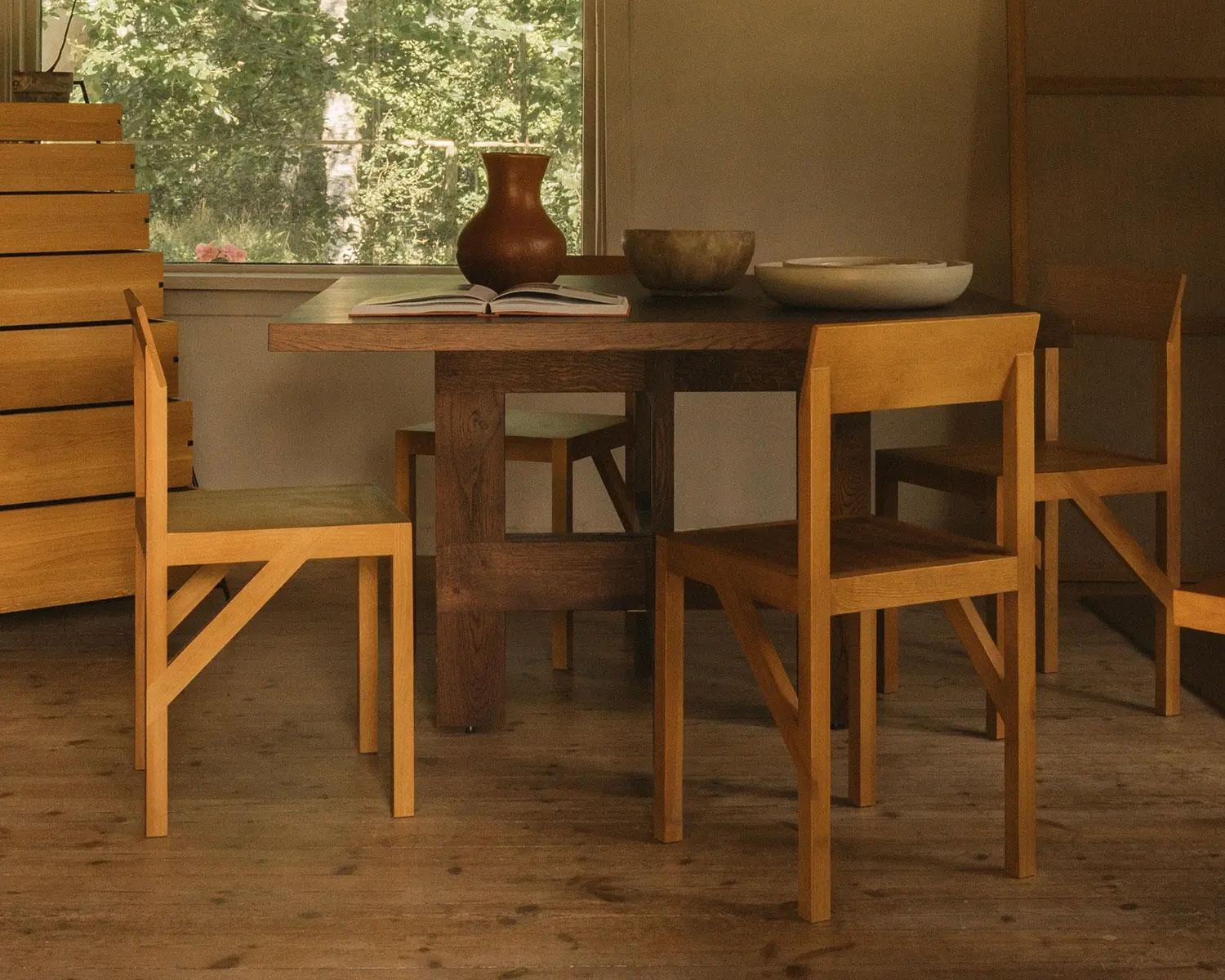 La Silla Bracket de fresno marrón cálido, diseñada en colaboración con el estudio de diseño Frederik Gustav de Copenhague, es una pieza de cuatro patas fabricada en fresno macizo lacado al agua con un asiento plano y un respaldo ligeramente angulado