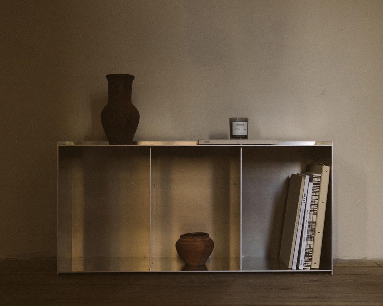 El Maletín Remachable convence por su diseño sólido y versátil. Puede colocarse tanto en vertical como en horizontal y funcionar como mesa, almacén o expositor.

El diseño del Remache es una simbiosis entre artesanía y producción industrial. Basada