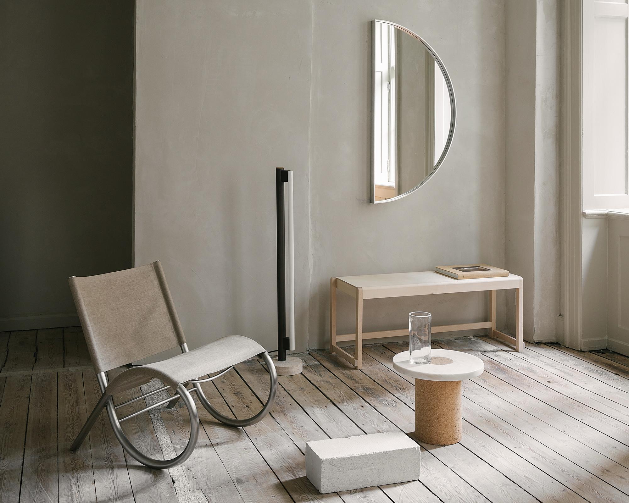 La Recess Mirror Collection è una serie di specchi con cornice in alluminio molto versatili. Combinando forme curvilinee semicircolari con angoli audaci e la bellezza grezza dell'alluminio industriale, gli specchi Recess sono allo stesso tempo