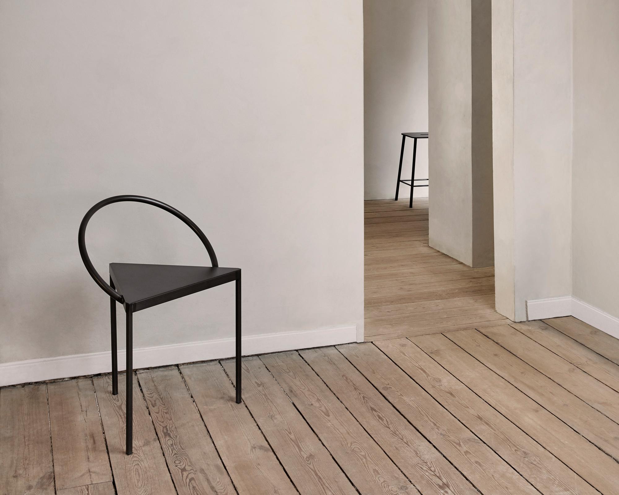 FRAMA Silla Triángolo Escultural Contemporánea de Diseño Mínimo en Acero Negro Escandinavo moderno en venta
