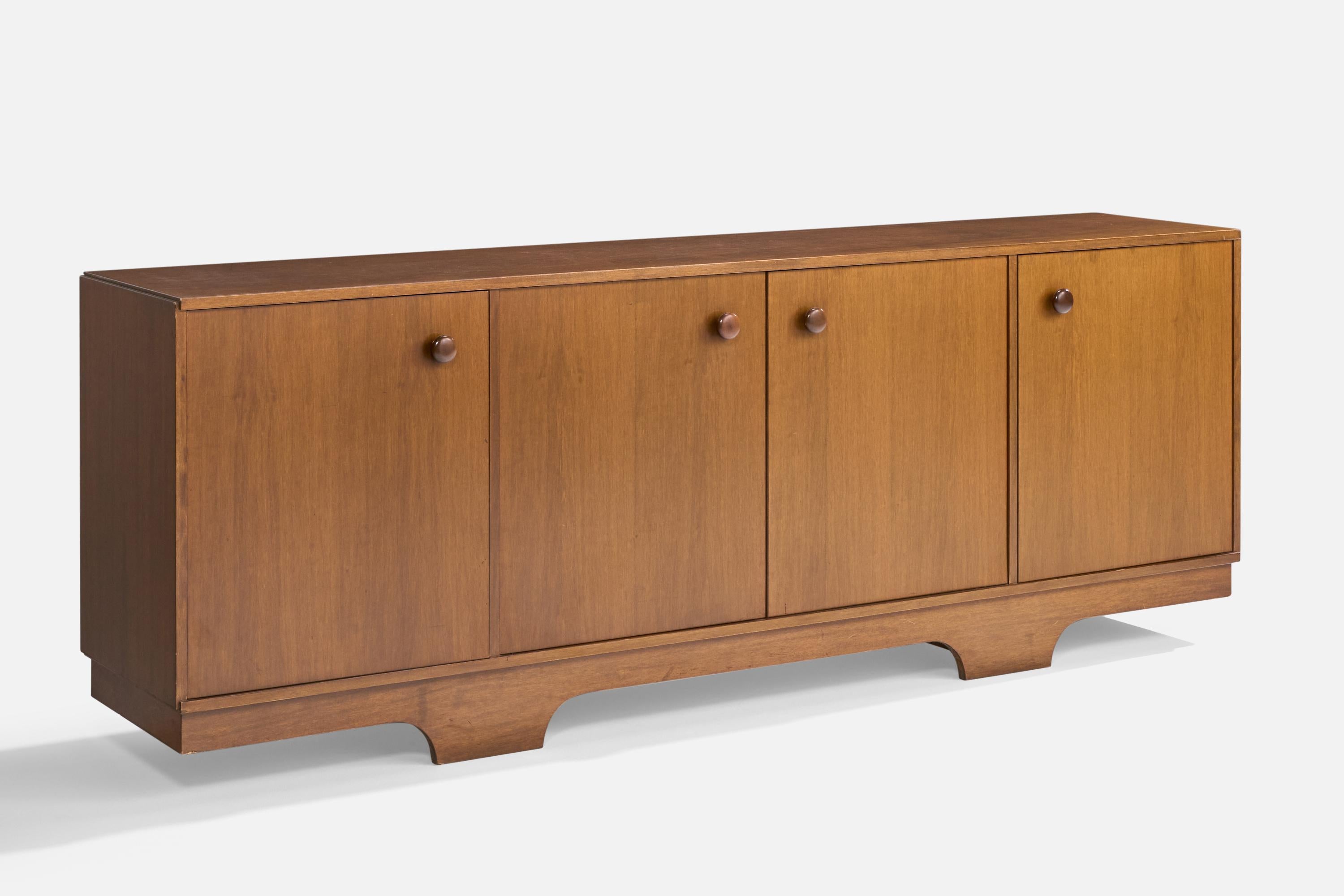 Buffet ou armoire en noyer produit par Framar Pavia, Italie, c.C. années 1970.

Dimensions : 31,5