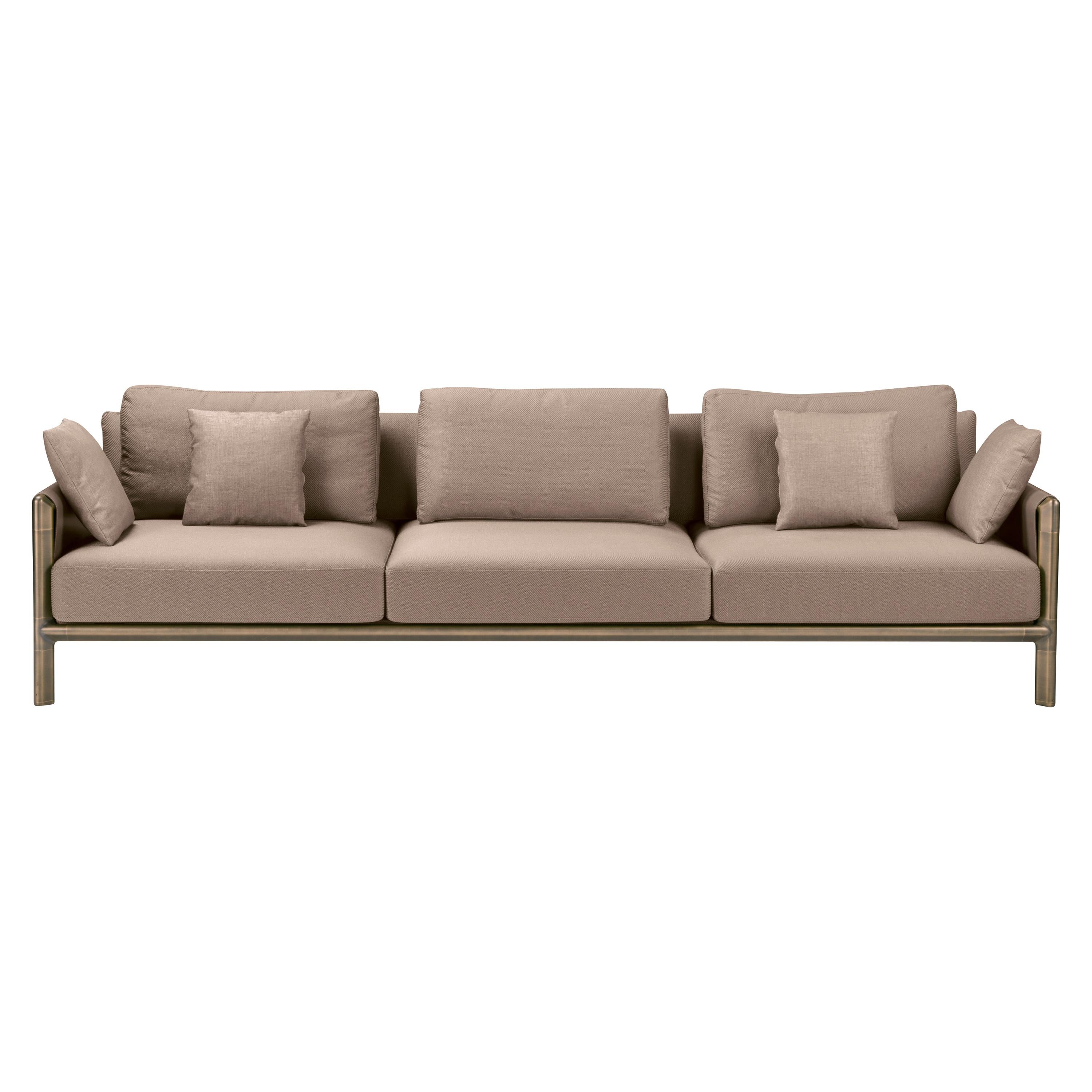 Frame 3 Seaters Sofa in Beige mit braun brünierten Messingbeinen im Angebot