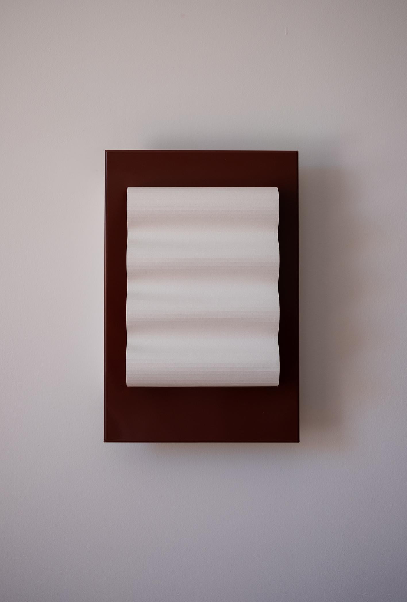 Los apliques Frame presentan un diseño sencillo pero escultural, con una armoniosa mezcla de materiales: acero inoxidable lacado combinado con papel. El papel emite un suave y cálido resplandor de luz, creando un ambiente acogedor. 

Cada pieza se