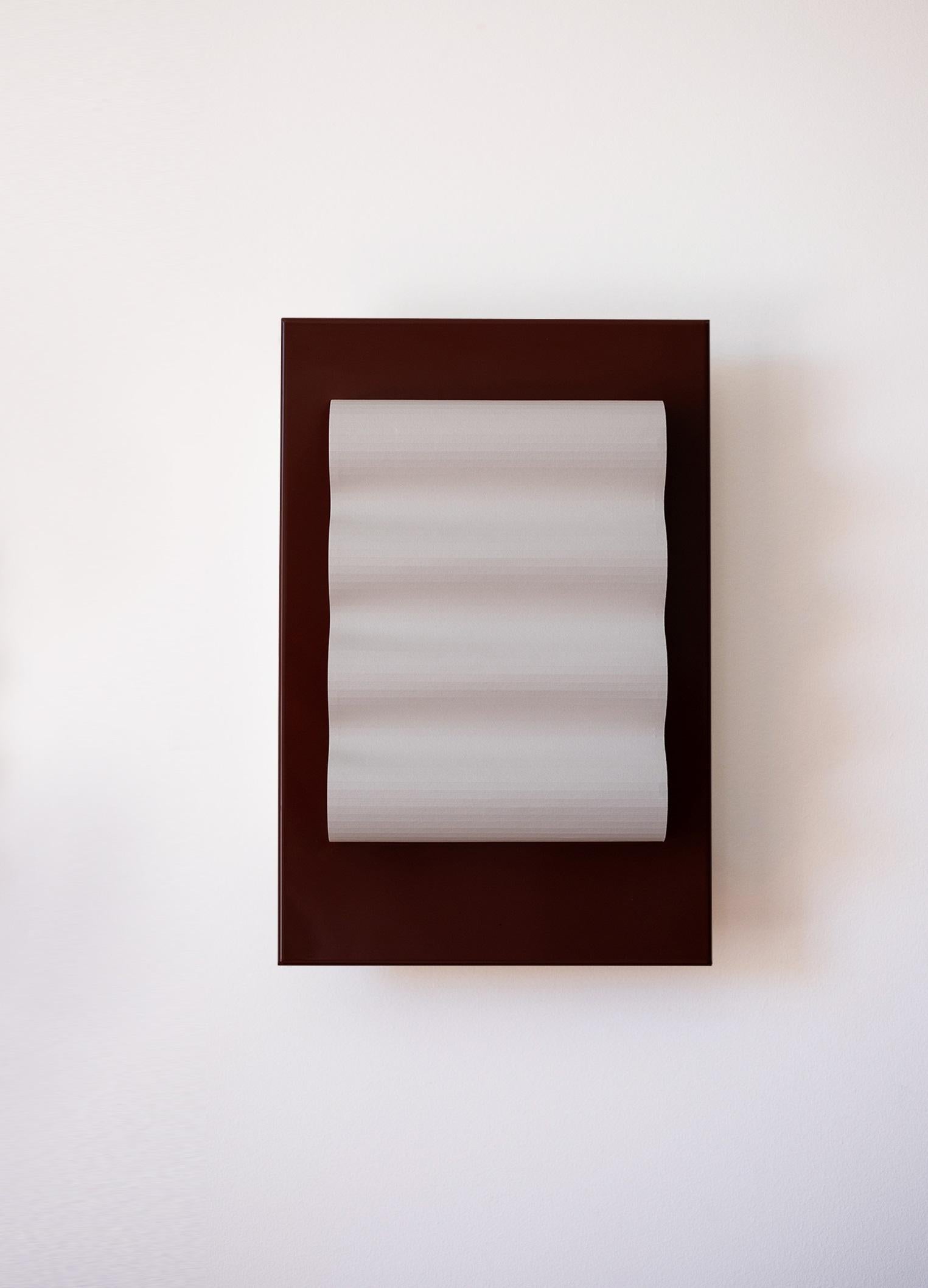 Lámpara de pared Frame Alu Brun M de Violaine d'Harcourt
Dimensiones: P 11 x An 28 x Al 42 cm.
Materiales: Acero lacado y empapelado.

Aplique de pared de acero lacado, fabricado en Portugal, bombilla incluida: Bombilla LED E14 incluida - Cálida de