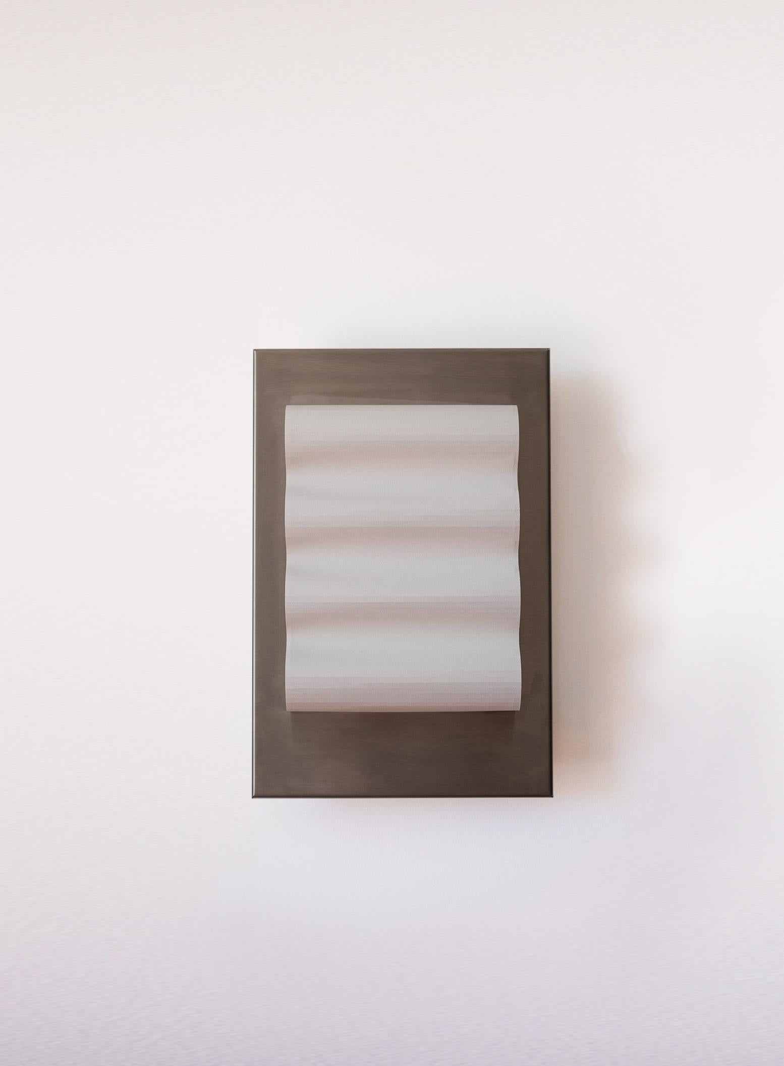 Lámpara de pared Frame Alu Brut S de Violaine d'Harcourt
Dimensiones: P 11 x An 24 x Al 35 cm.
Materiales: Acero en bruto y papel.

Aplique de pared de acero lacado, fabricado en Portugal, bombilla incluida: Bombilla Led E14 incluida - Cálida 12W