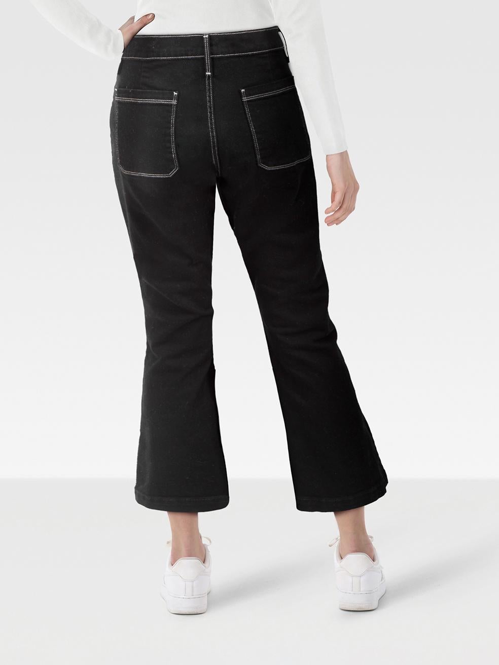 CONDIZIONE: molto buona. L'usura dei jeans è minima. L'usura è minima sull'orlo di entrambi i pantaloni, dove si può notare un leggero scolorimento su questo articolo usato di rivendita di design Frame.
 

 

 

 Dettagli
 

 

 Modello:Le Bardot