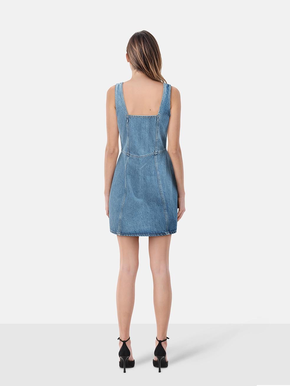 L'ÉTAT est Jamais porté, avec les étiquettes. Aucune usure visible de la robe n'est visible sur ce nouvel article de revente de designer FRAME.
 

 

 

 Détails
 

 

 Bleu
 

 Denim
 

 Robe
 

 Mini
 

 Sans manches
 

 Fermeture à glissière sur