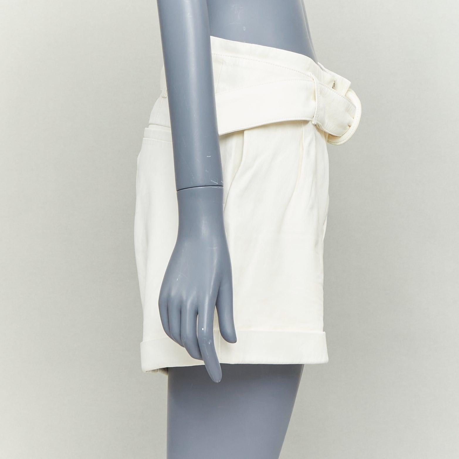 FRAME short en cuir d'agneau crème ceinturé à taille haute 27