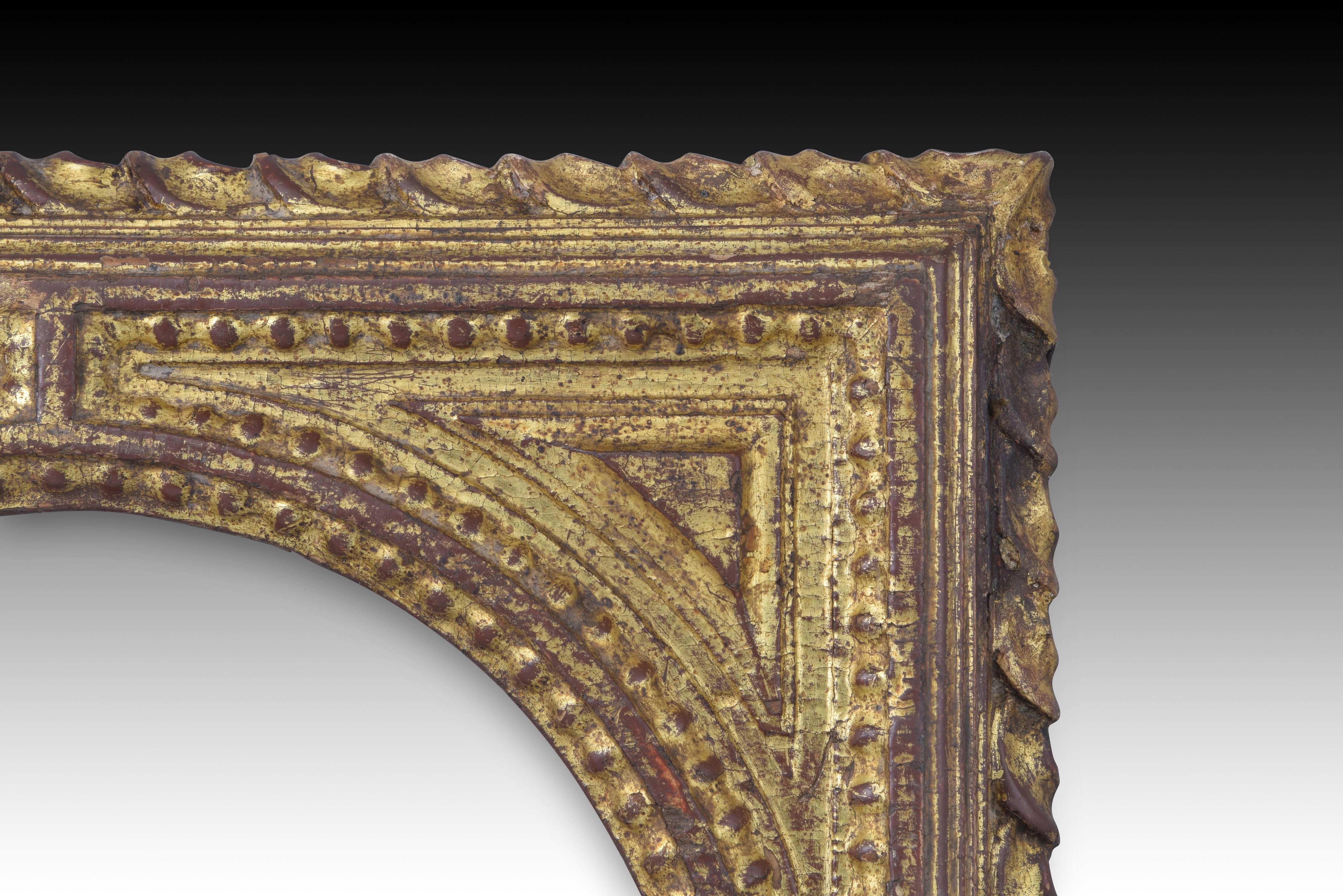 Frame. Carved and gilded wood. XVII century. 
Frame for tondo (the interior space is circular) made of carved and gilded wood, decorated with architectural reliefs of classicist influence and a wavy edge on the outside. In the past, frames used to