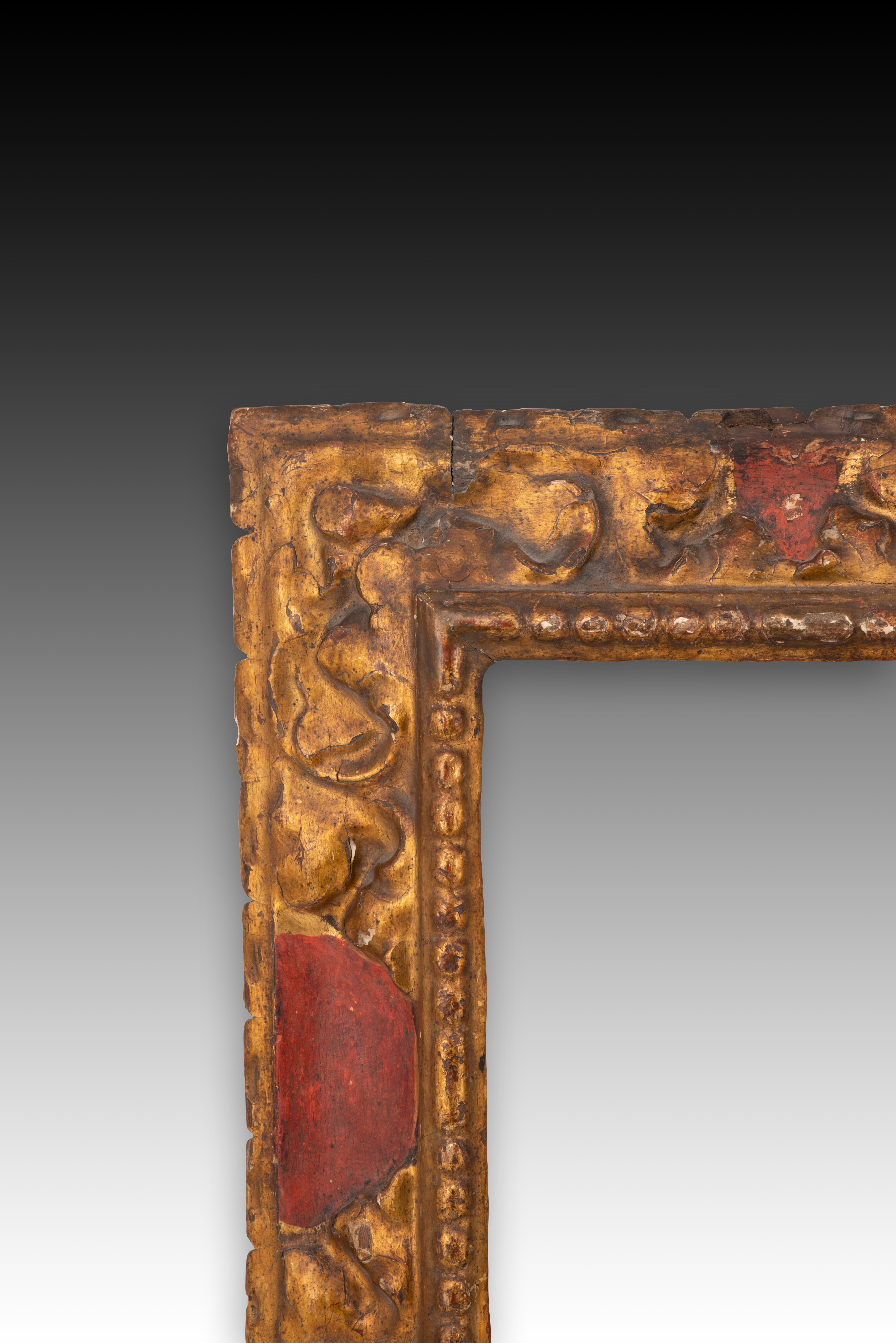 Frame. Carved and gilded wood. Spanish school, 17th century. 
Slightly rectangular frame made of carved wood, with areas with reliefs of gilded plant and architectural themes and other flat areas with polychrome in red or ochre tones. Note the