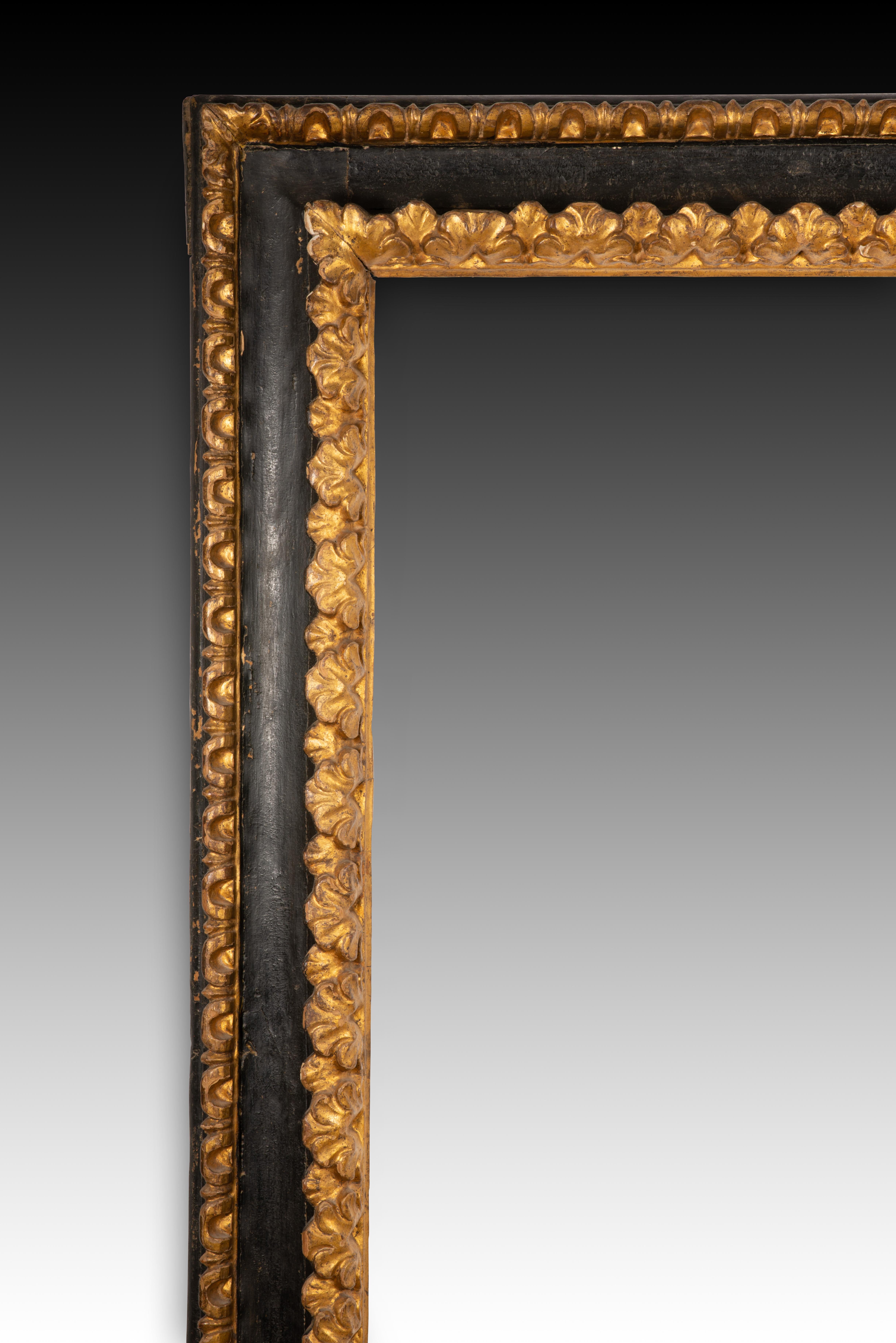 Frame. Carved, polychrome and gilded wood. 18th century. 
Rectangular frame made of wood and decorated with two bands of plant and architectural elements of classicist influence carved on the outside and towards the inside, finished in gold and