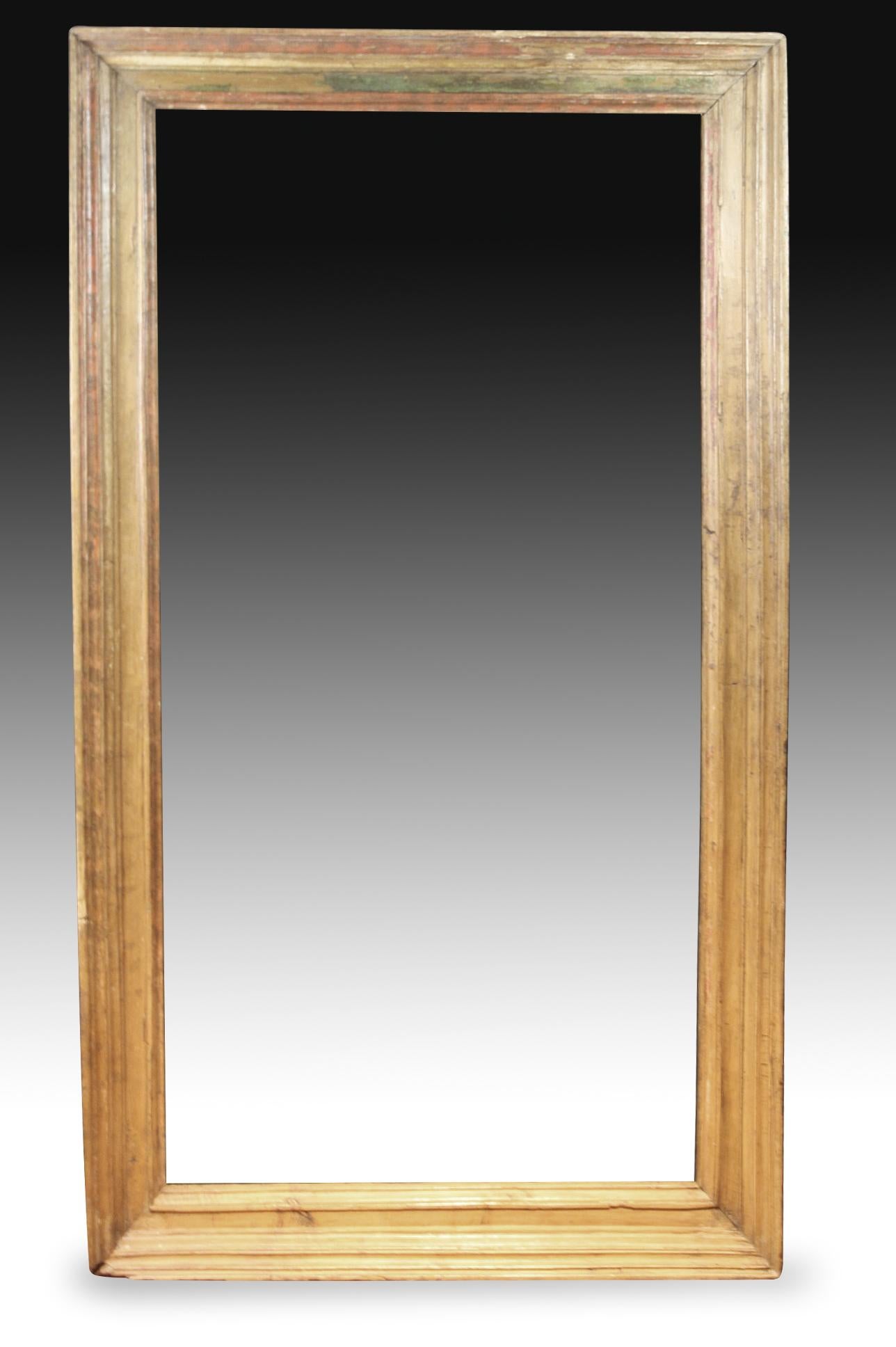 Frame. Carved wood. 17th century. 
It has faults. 
Rectangular frame made of carved wood that still retains part of its original polychromy. As was usual in various European schools since the Renaissance (particularly the Italian one, but also the
