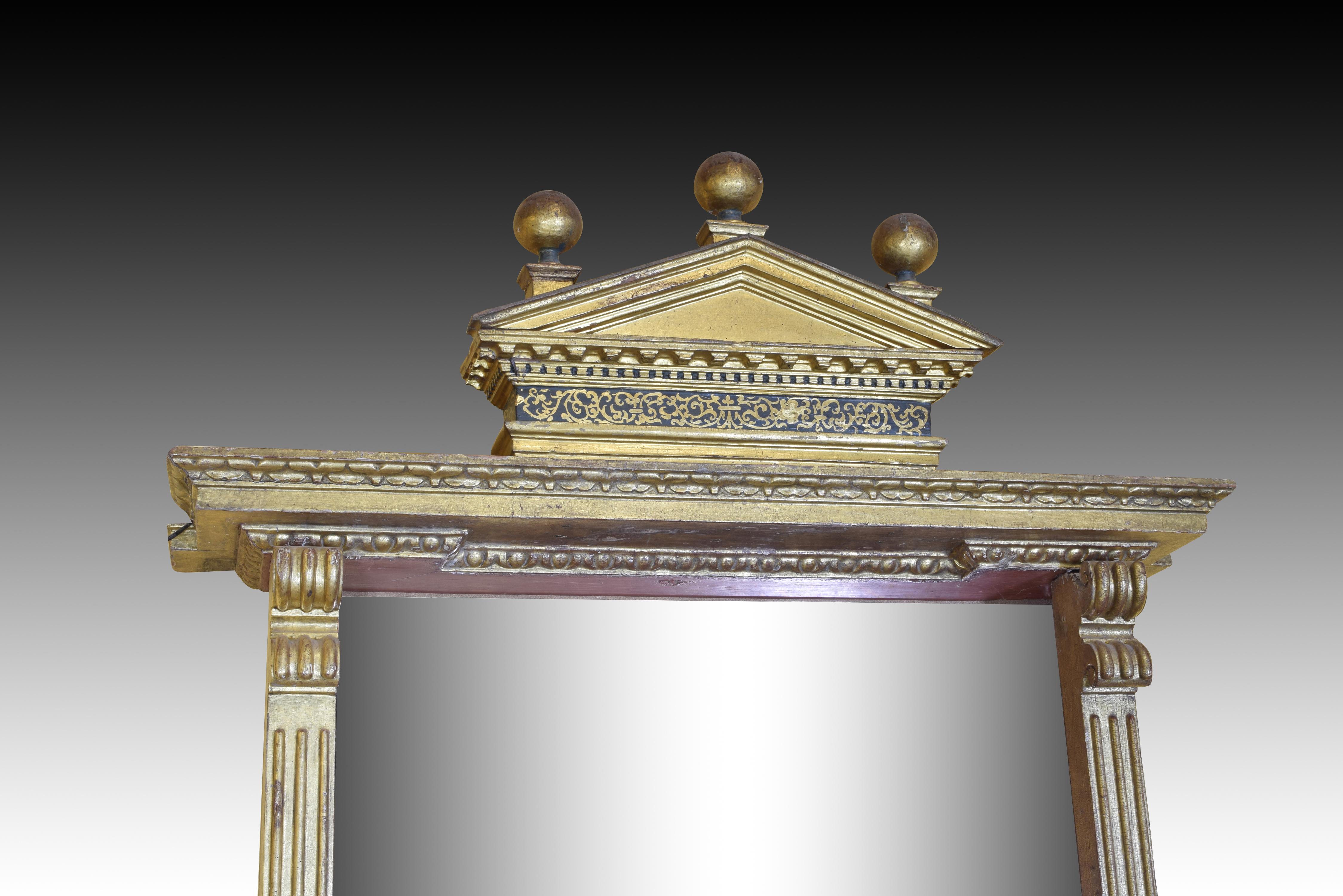 Carved wooden frame, polychromed and gilded made with different elements of marked Renaissance influence, resulting in an architectural composition with staggered base, two ribbed pilasters with volutes on the sides and an upper top formed by