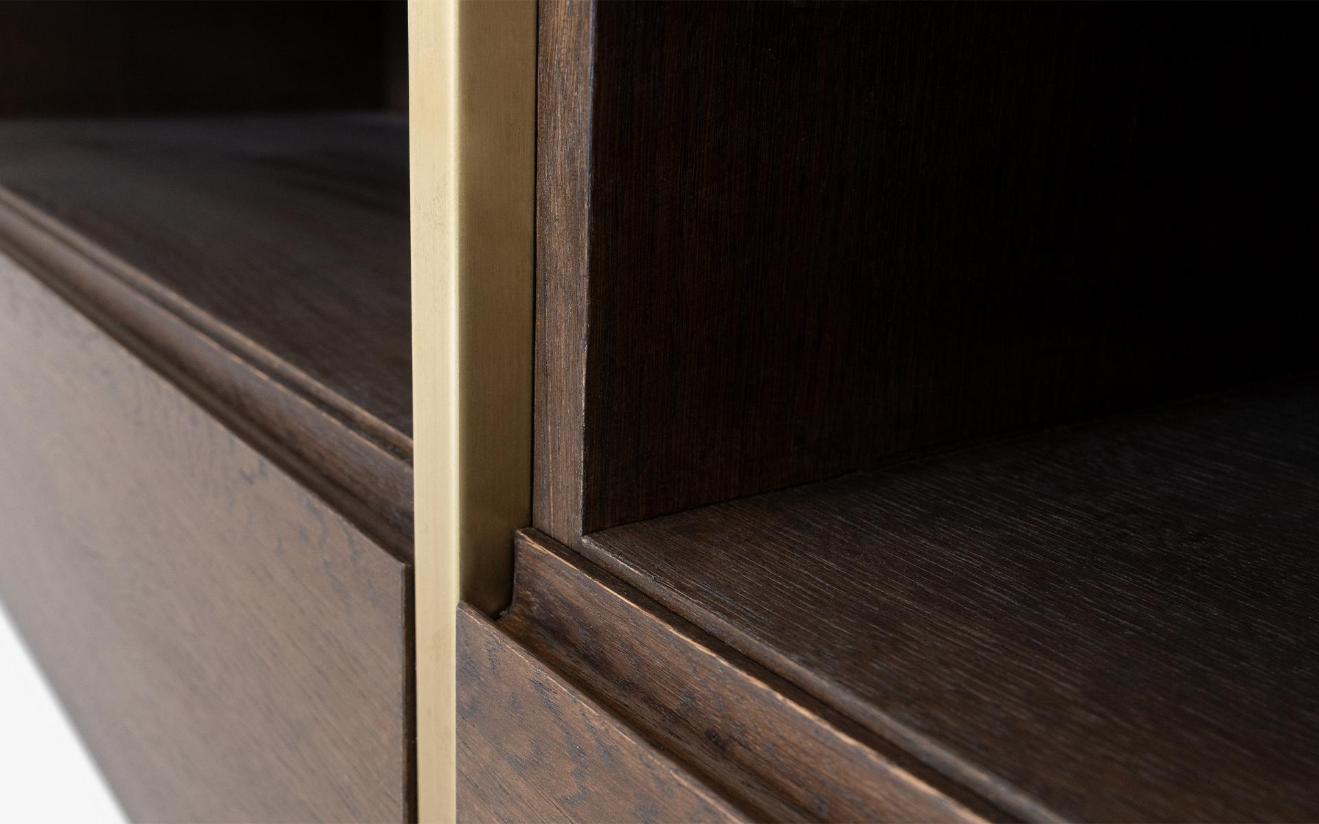 XXIe siècle et contemporain Frame Dark Oak & Brass TV Cabinet / Stand avec tiroirs en vente