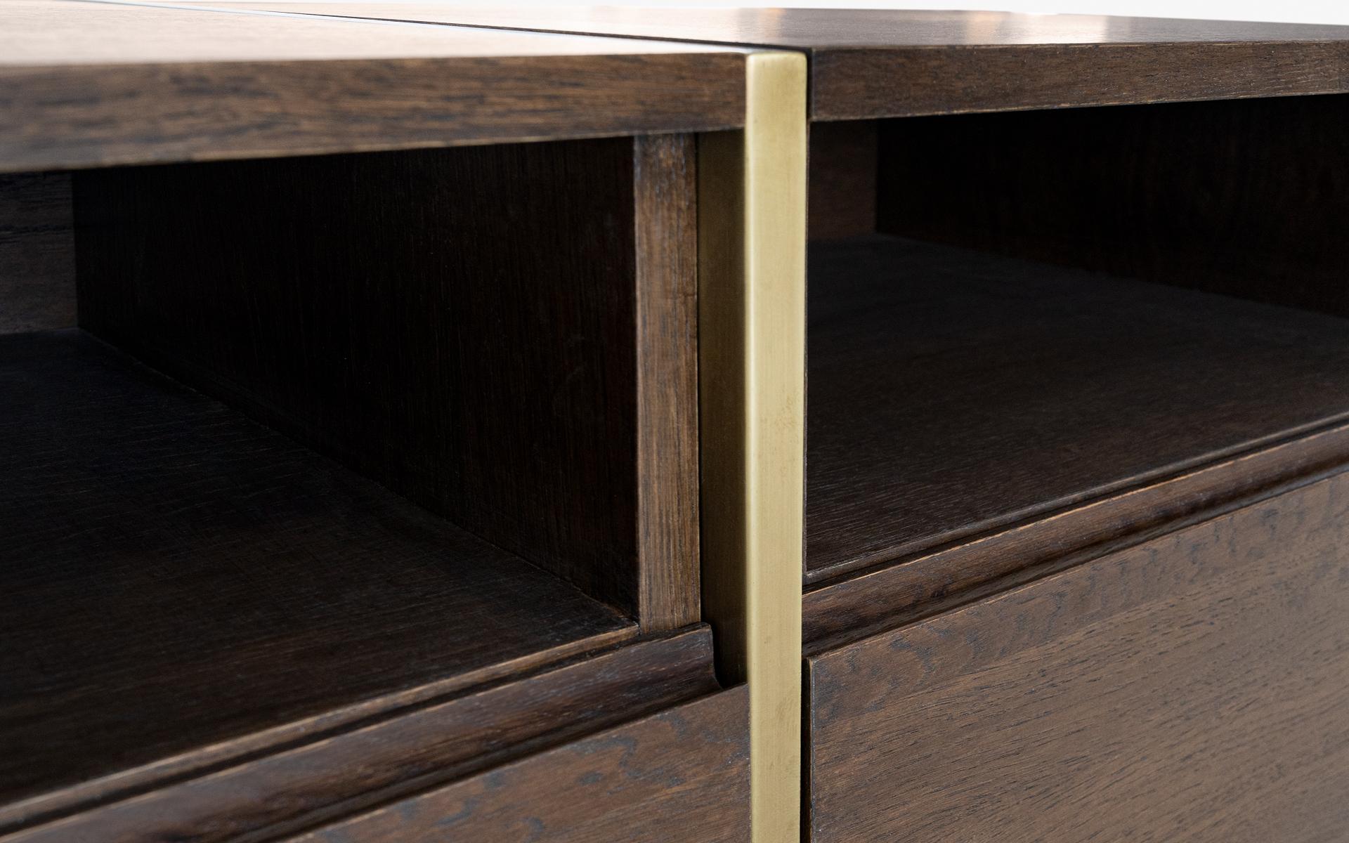 Laiton Frame Dark Oak & Brass TV Cabinet / Stand avec tiroirs en vente