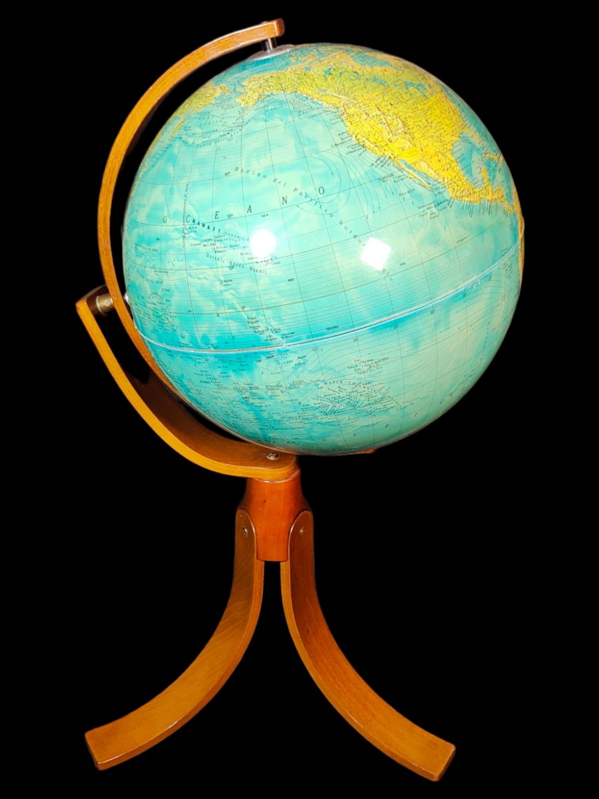 Large Globe 50S
THE GLOBE IS IN PLASTIC AND THE FOOT IN WOOD. 1950s. IT HAS LIGHT. GOOD CONDITION WITH CENTURIES OF USE. MEASUREMENTS: 110 CM IN HEIGHT AND 60 CM IN DIAMETER
good condition