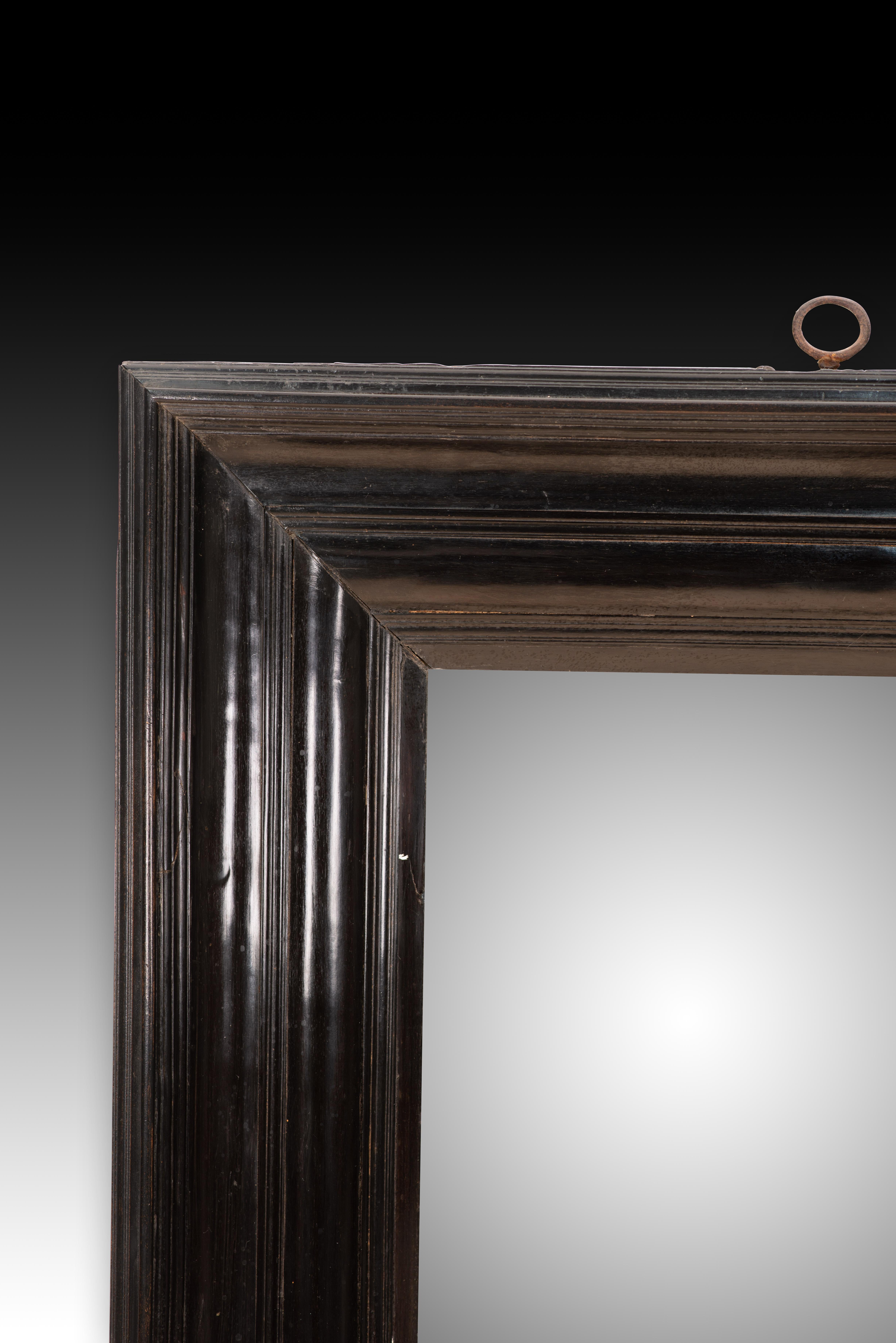 Frame. Ebonized wood. Dutch school, 17th century. 
It has faults. 
Wall frame made of ebonized wood and decorated with a series of smooth mouldings of different widths, as is usual in pieces from this school of northern Europe during the 17th