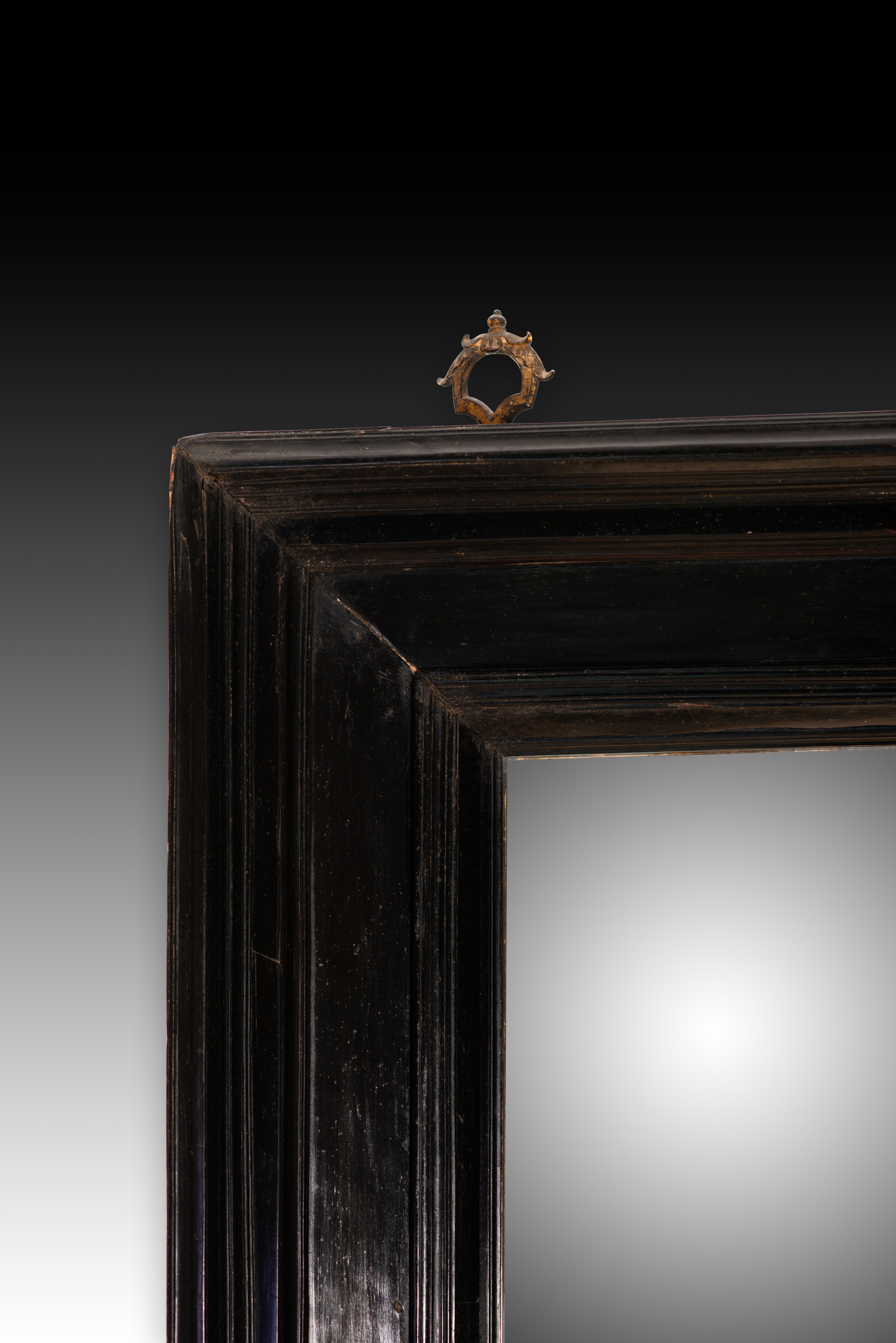 Frame. Ebonized wood, metal. Dutch school, 17th century. 
It has faults. 
Slightly rectangular frame made of ebonized wood and decorated with a series of smooth mouldings of different widths that decrease in height towards the interior. It is worth