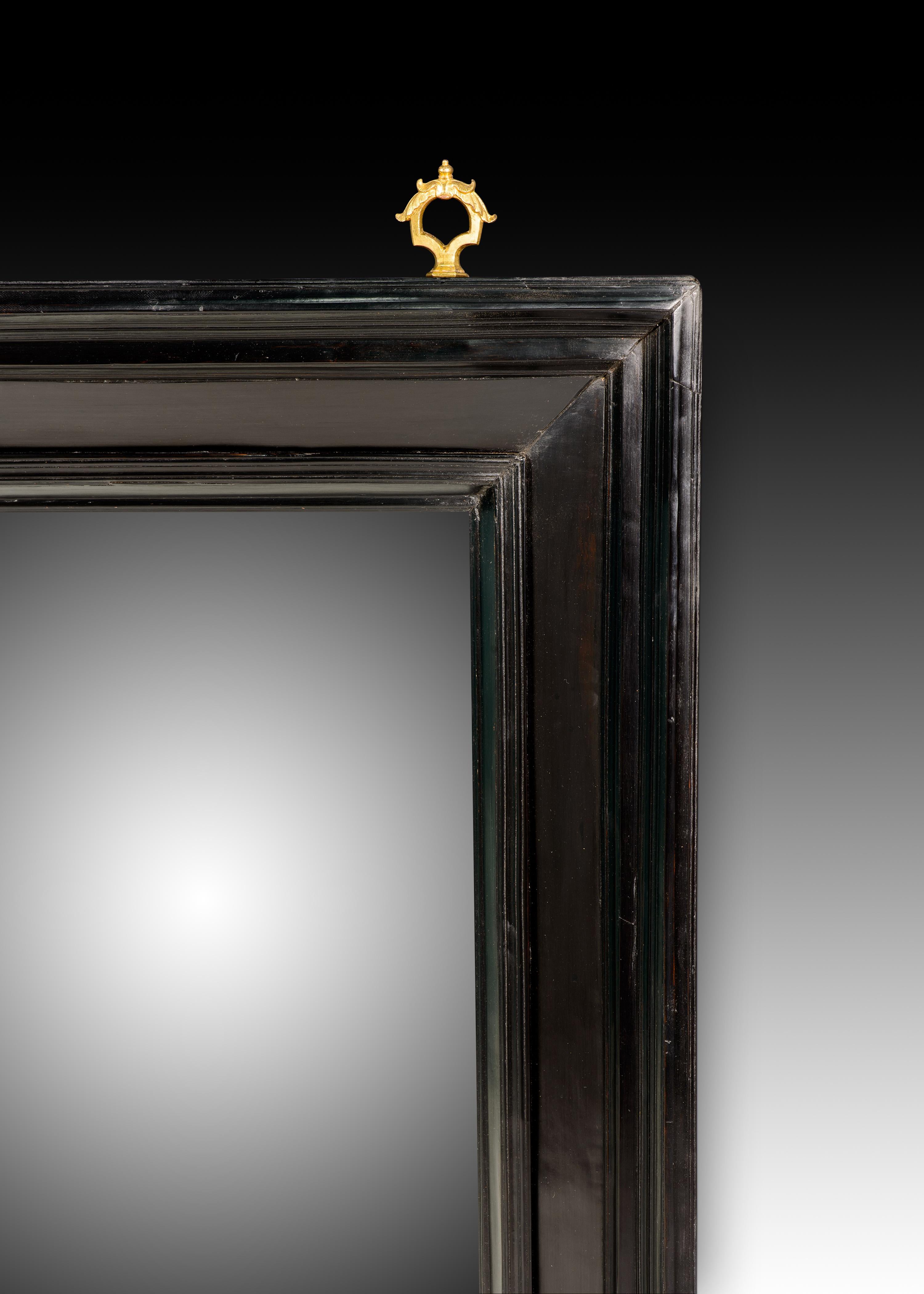  Marco. Madera ebonizada, metal. Escuela holandesa, siglo XVII.
 Tiene defectos. Marco ligeramente rectangular de madera ebonizada y decorado con una serie de molduras lisas de anchura variable, que disminuyen en altura hacia el interior. Merece la