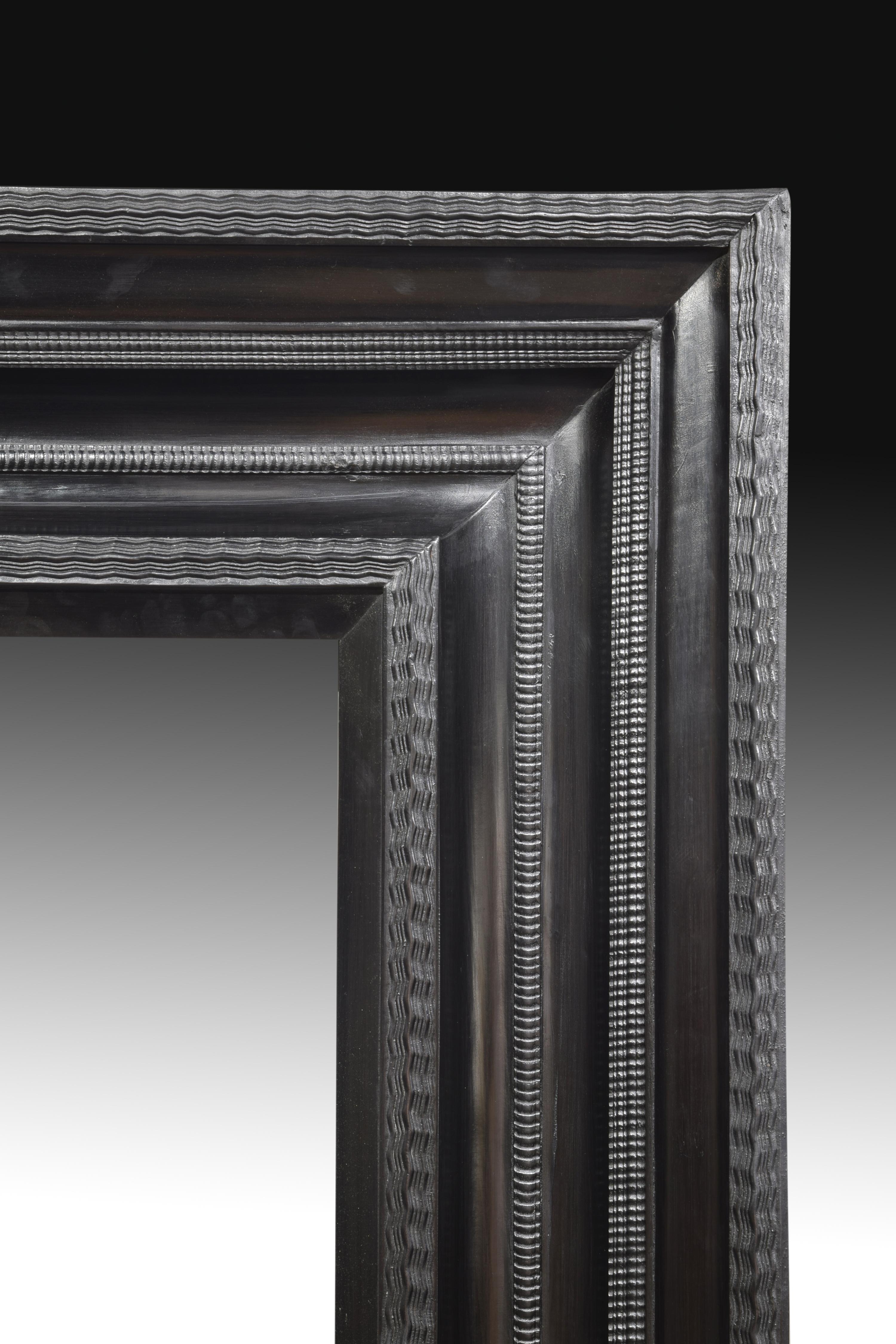 Framework. Ebonized wood, metal. Holland, 17th century.
Slightly rectangular frame with metal pieces on the back to be placed on the wall and a fine decoration carved on the wood strips. With the ebonized finish, the front of the piece is presented