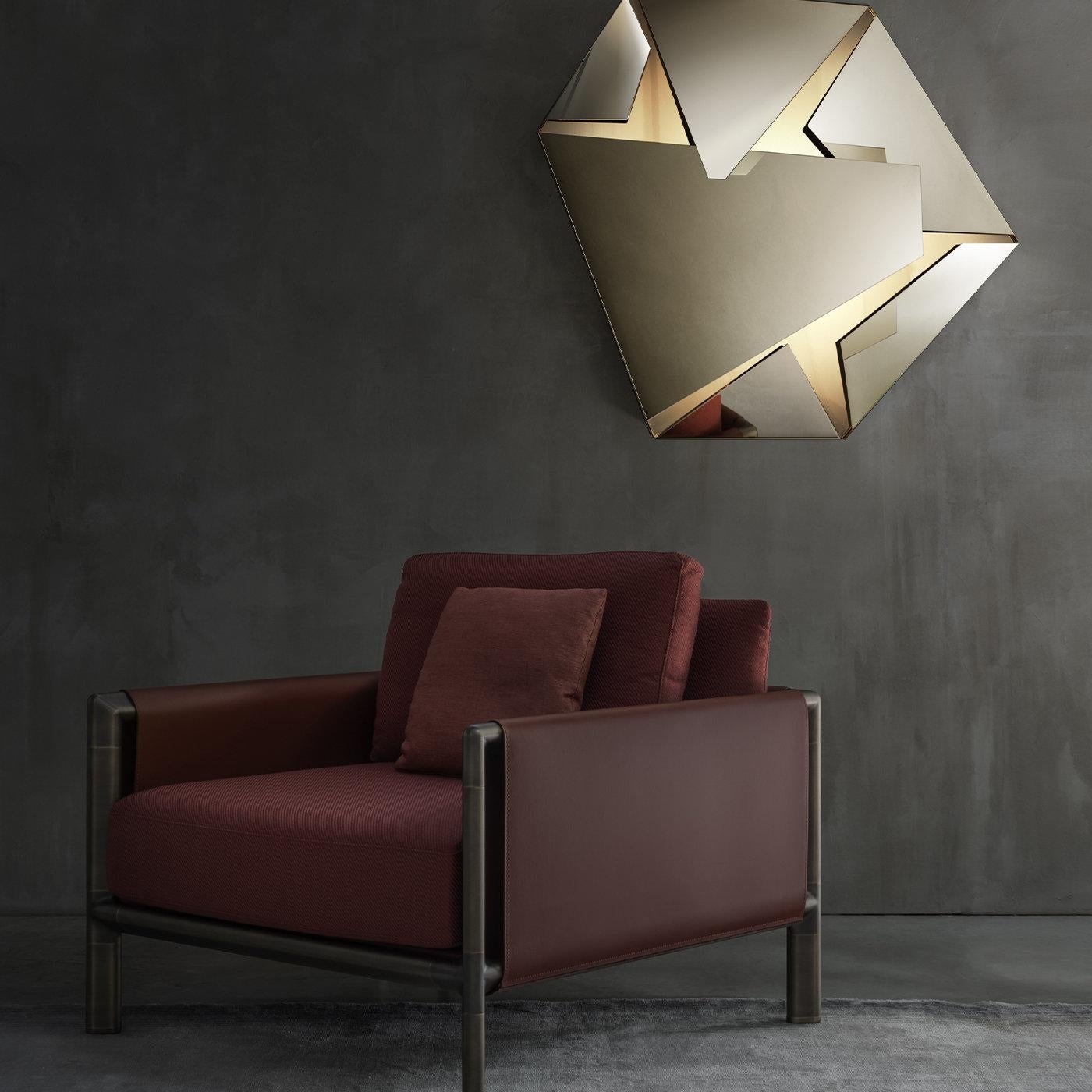 Il design caldo ed elegante della Poltrona Frame ti invita a concederti un momento di relax. Grazie alla struttura in alluminio brunito, è un pezzo robusto e solido che si adatta all'arredamento moderno o classico e valorizza qualsiasi zona della