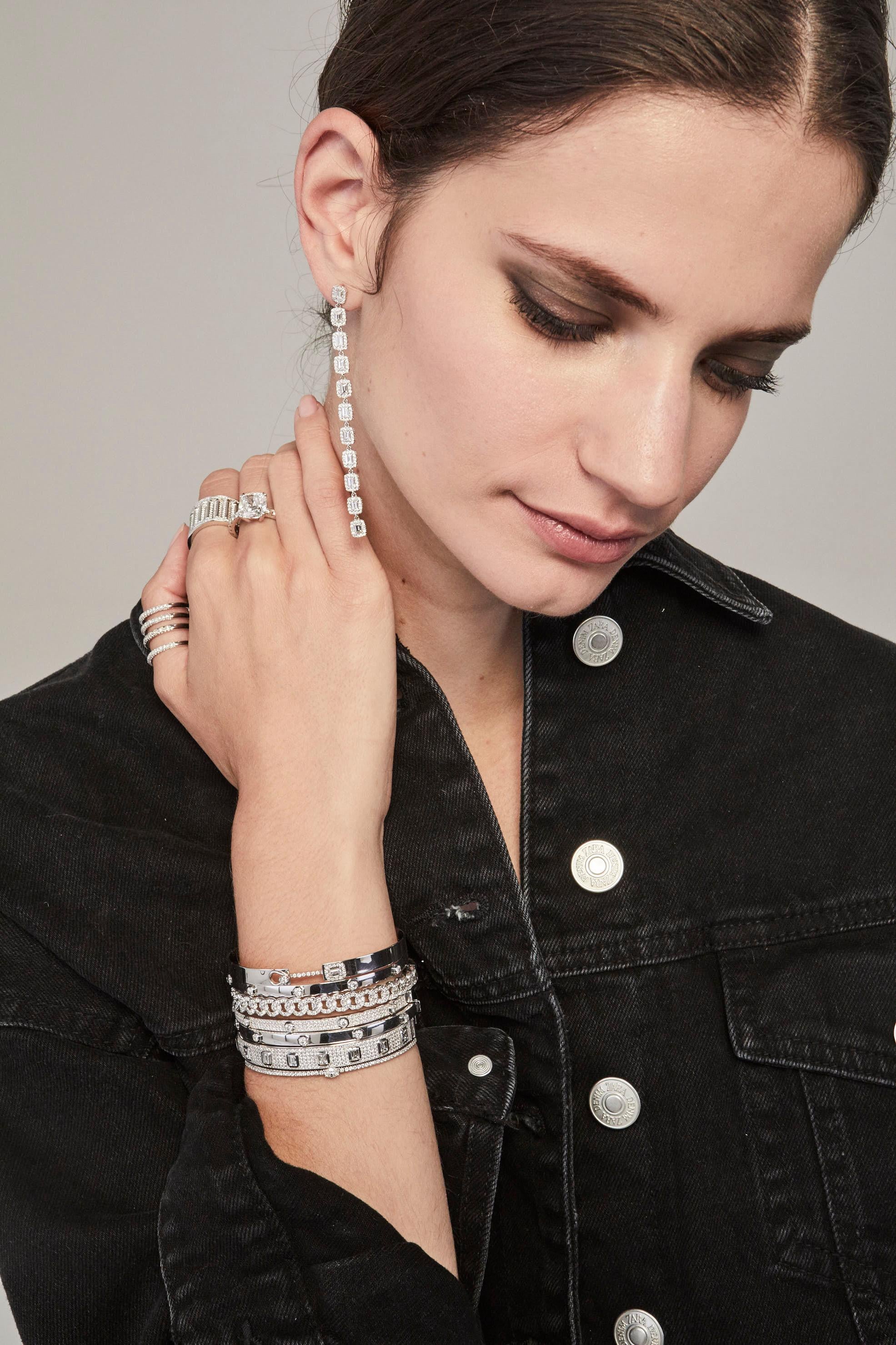 Frame Full Diamonds Bracelet / White Gold. Bracelet with 9 baguette white cut diamonds (ct. 1,59) with a pavé of 330 brilliant cut diamonds (ct. 1,70) set in white gold 18Kt

Contemporary, casual and smart bangles composed by diamond pavé, plain