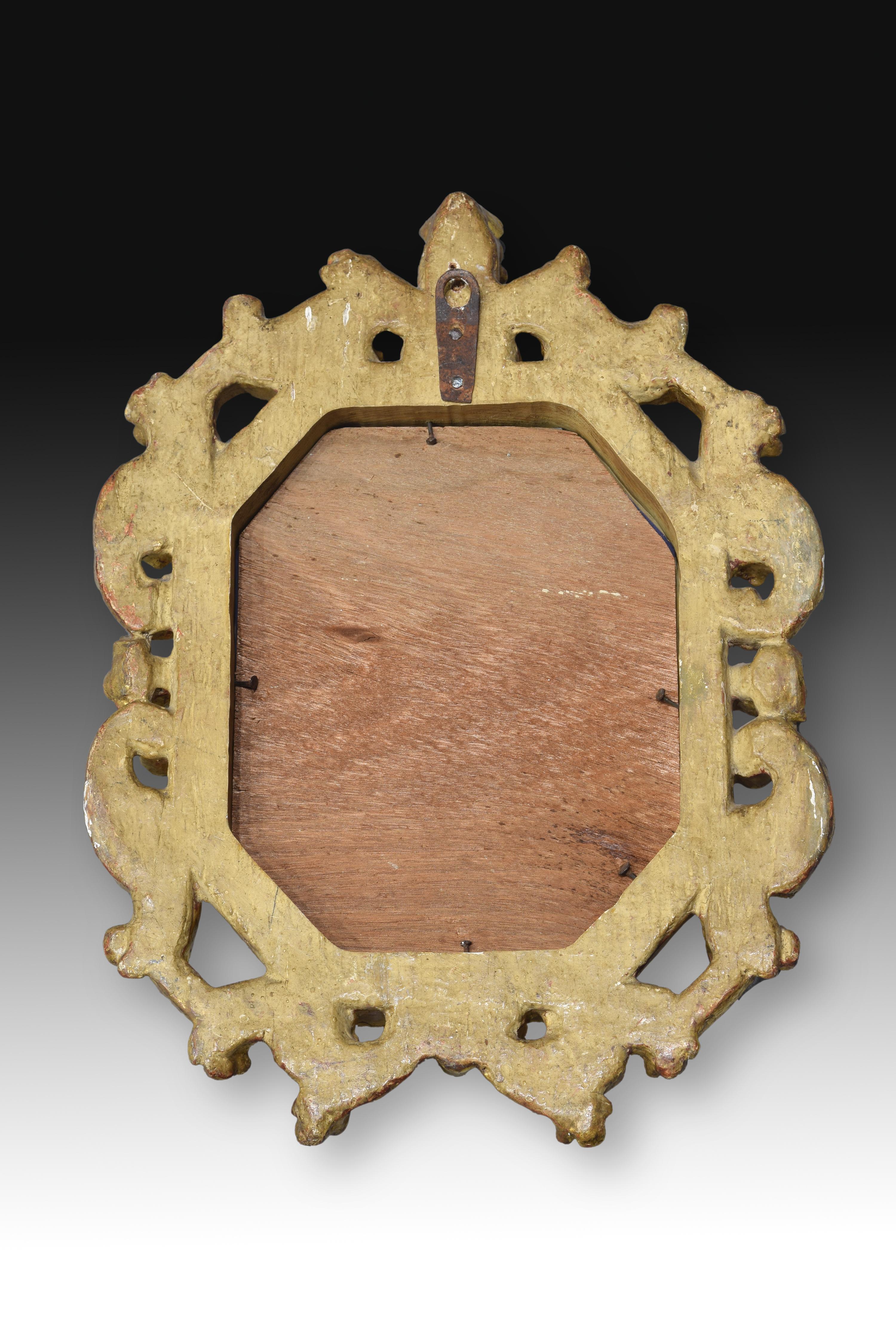 Rahmen. Goldenes Holz, 18. Jahrhundert.
 Rahmen aus geschnitztem und vergoldetem Holz mit einer Reihe von Leisten im Inneren, die ein Achteck bilden, und einer nach außen durchbrochenen Komposition mit pflanzlichen Elementen, Schnörkeln und