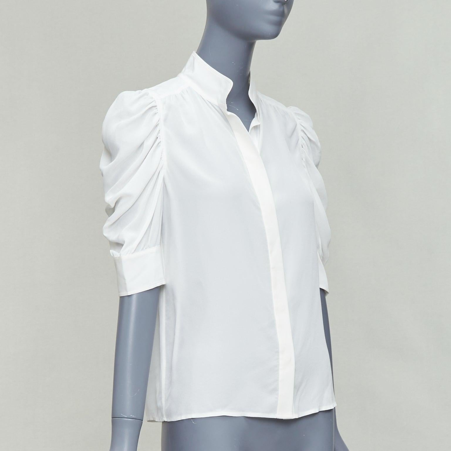 FRAME Gillian 100% Seide off white puff half sleeve concealed buttons shirt XS
Referenz: SNKO/A00467
Marke: Frame
Modell: Gillian
MATERIAL: Seide
Farbe: Creme
Muster: Solide
Verschluss: Knopf
Hergestellt in: China

ZUSTAND:
Zustand: Ungetragen mit