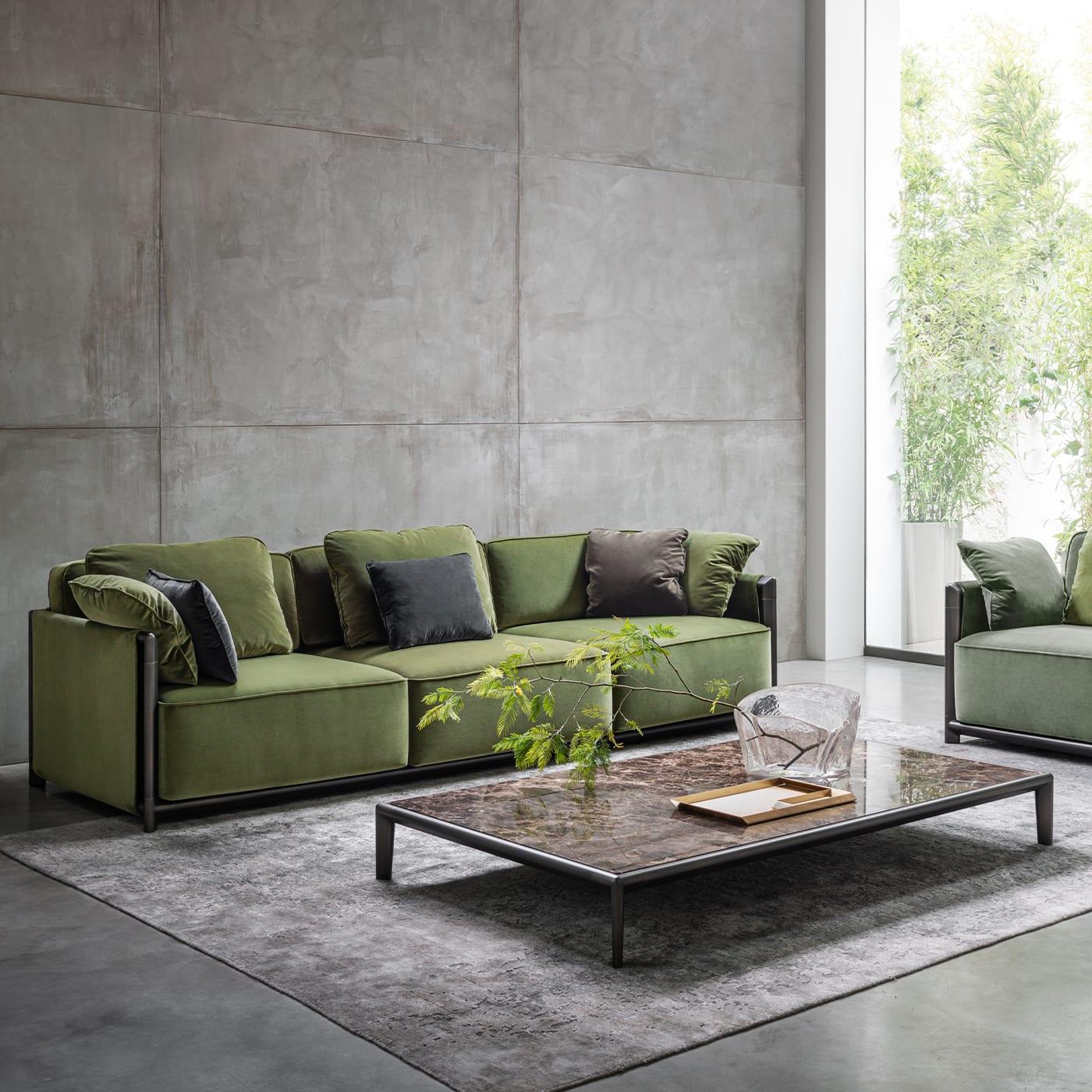 Plüschige Volumina mit reichhaltiger Polsterung und ein edler, olivgrüner Stoffbezug verleihen diesem Sofa einen verwöhnenden Charakter, ohne dabei an Eleganz einzubüßen. Er wird auch in anderen Farbvarianten angeboten, die sich am besten in jede
