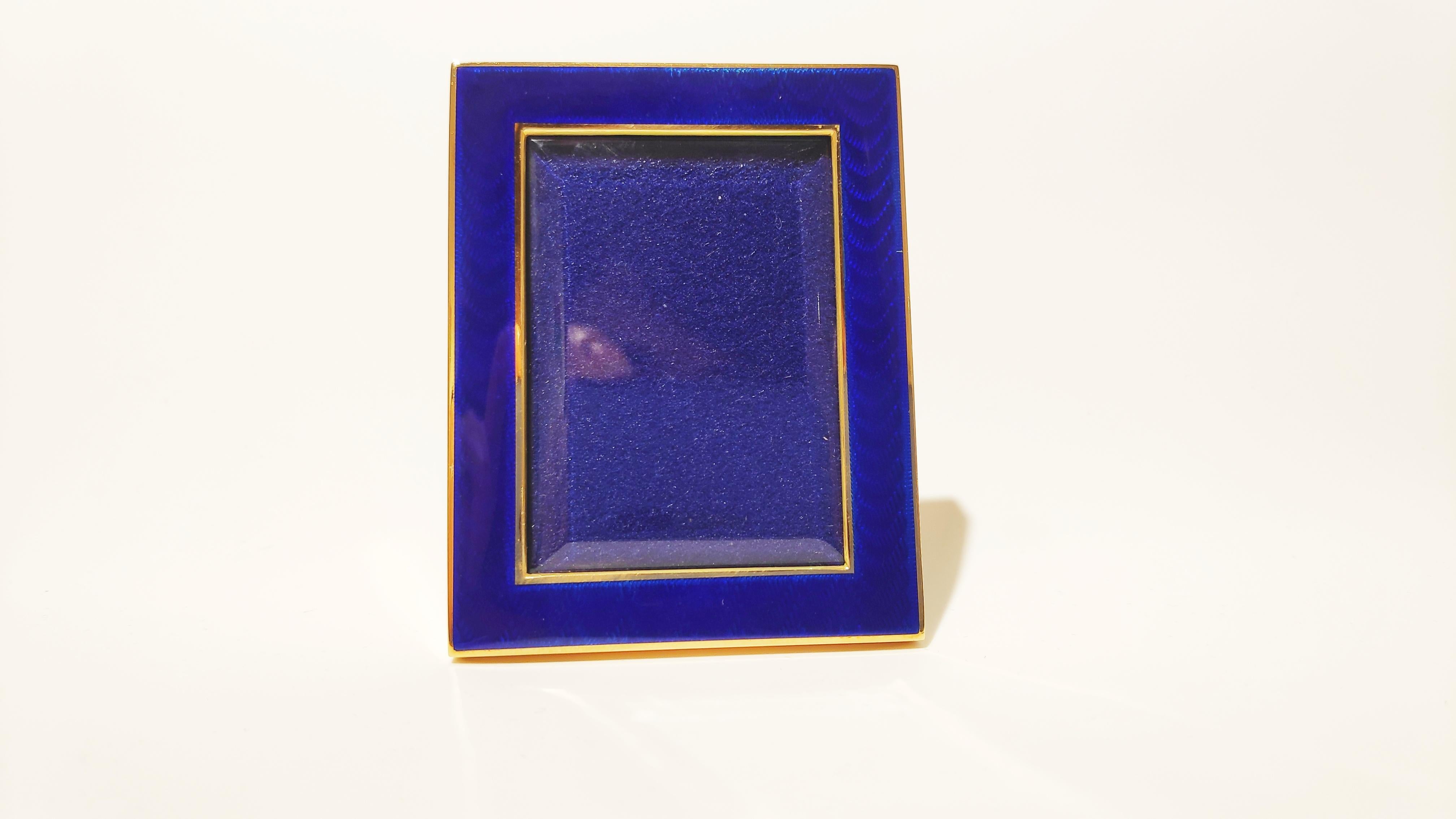 Frame in 18 kt yellow gold and blue enamel in excellent condition, elegant, antique, precious.
Net weight 37 grams of 18 kt yellow gold, total weight of the whole frame including glass 72 grams.