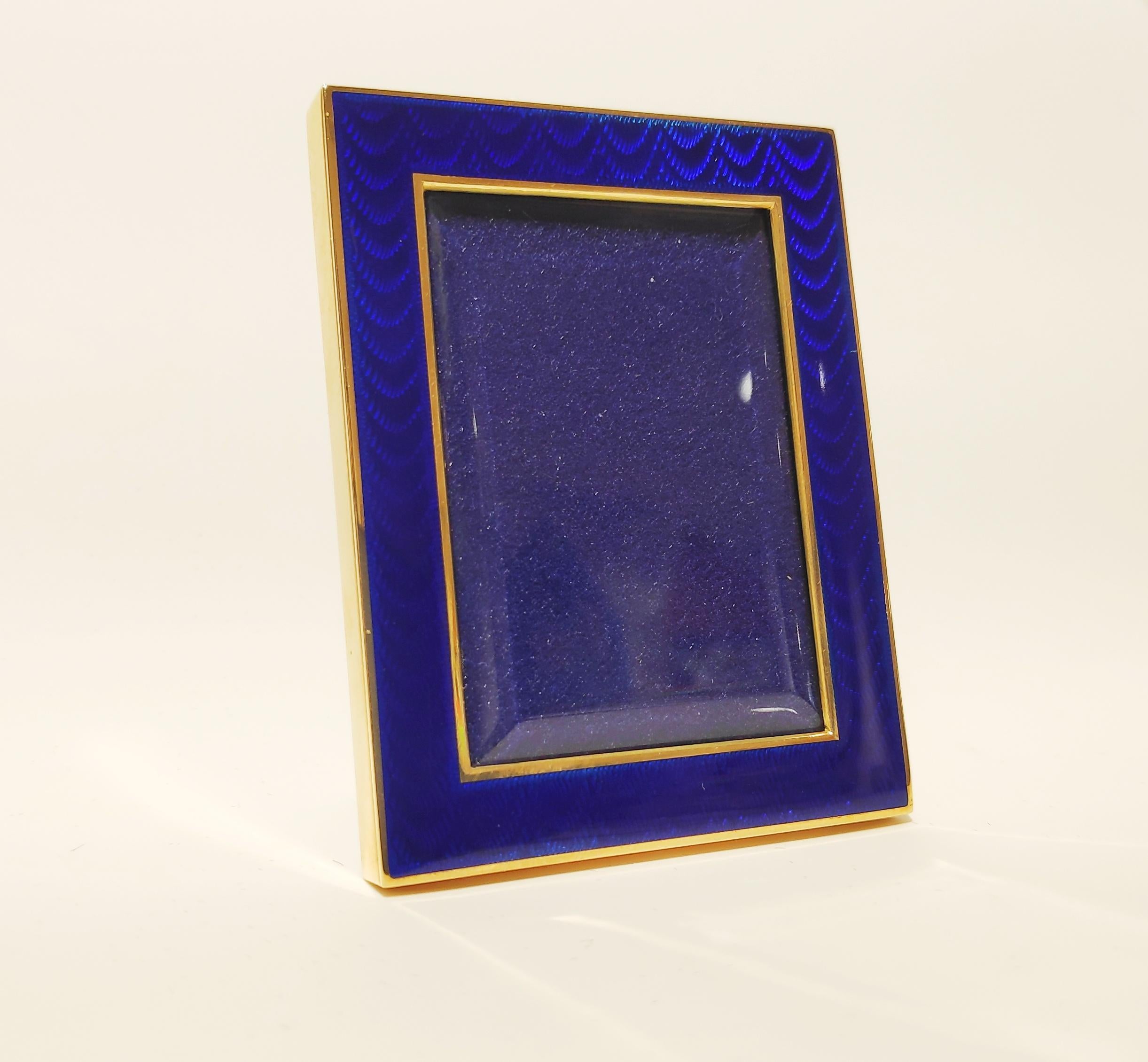 Rahmen aus 18 Karat Gelbgold und blauer Emaille in ausgezeichnetem Zustand (Art nouveau) im Angebot